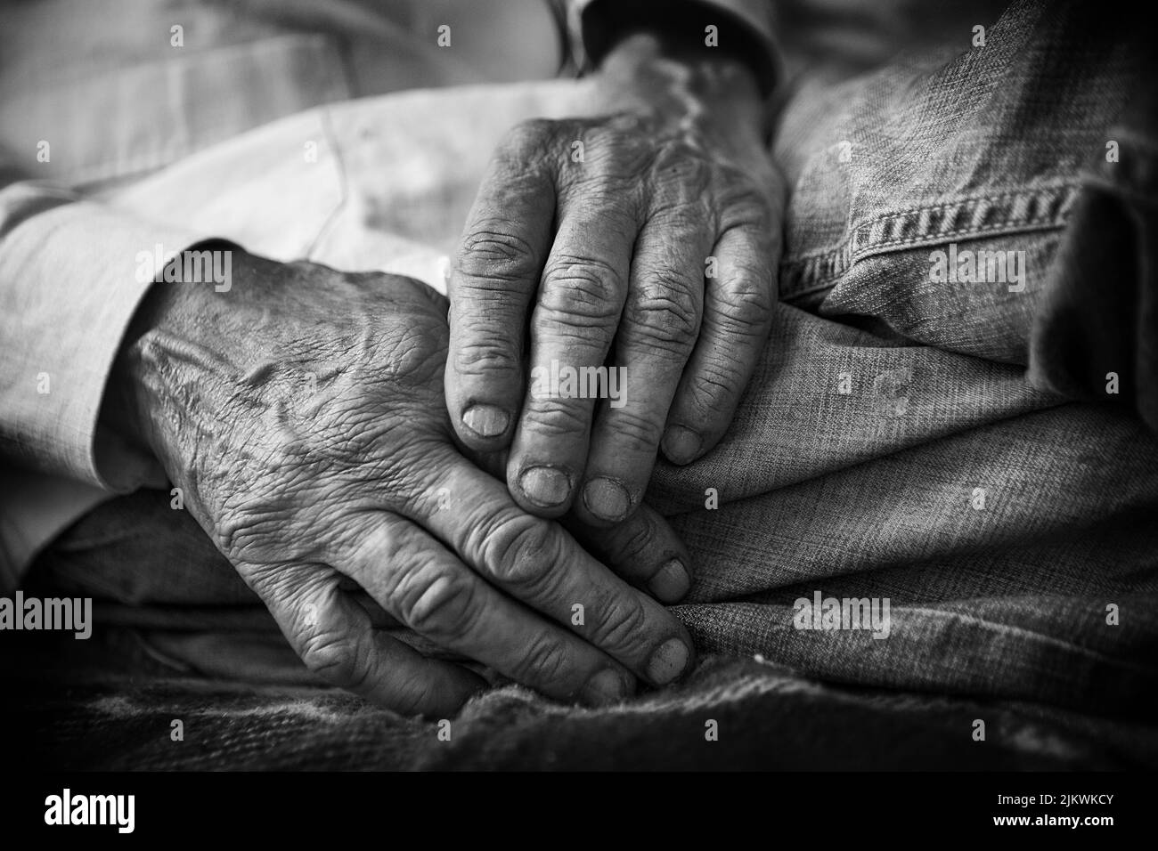 Primo piano delle mani di un uomo anziano. Foto Stock