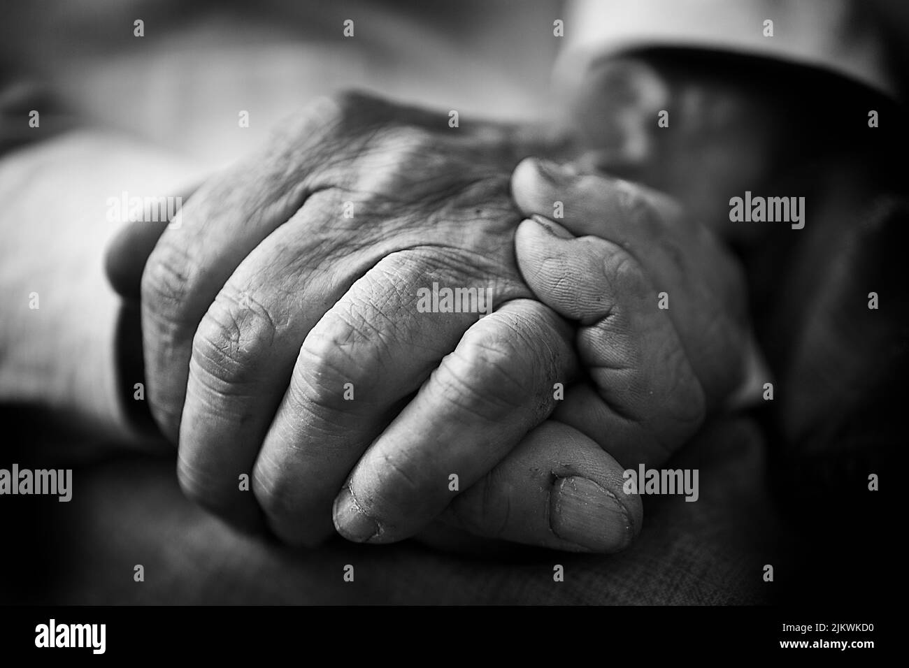 Primo piano delle mani di un uomo anziano. Foto Stock