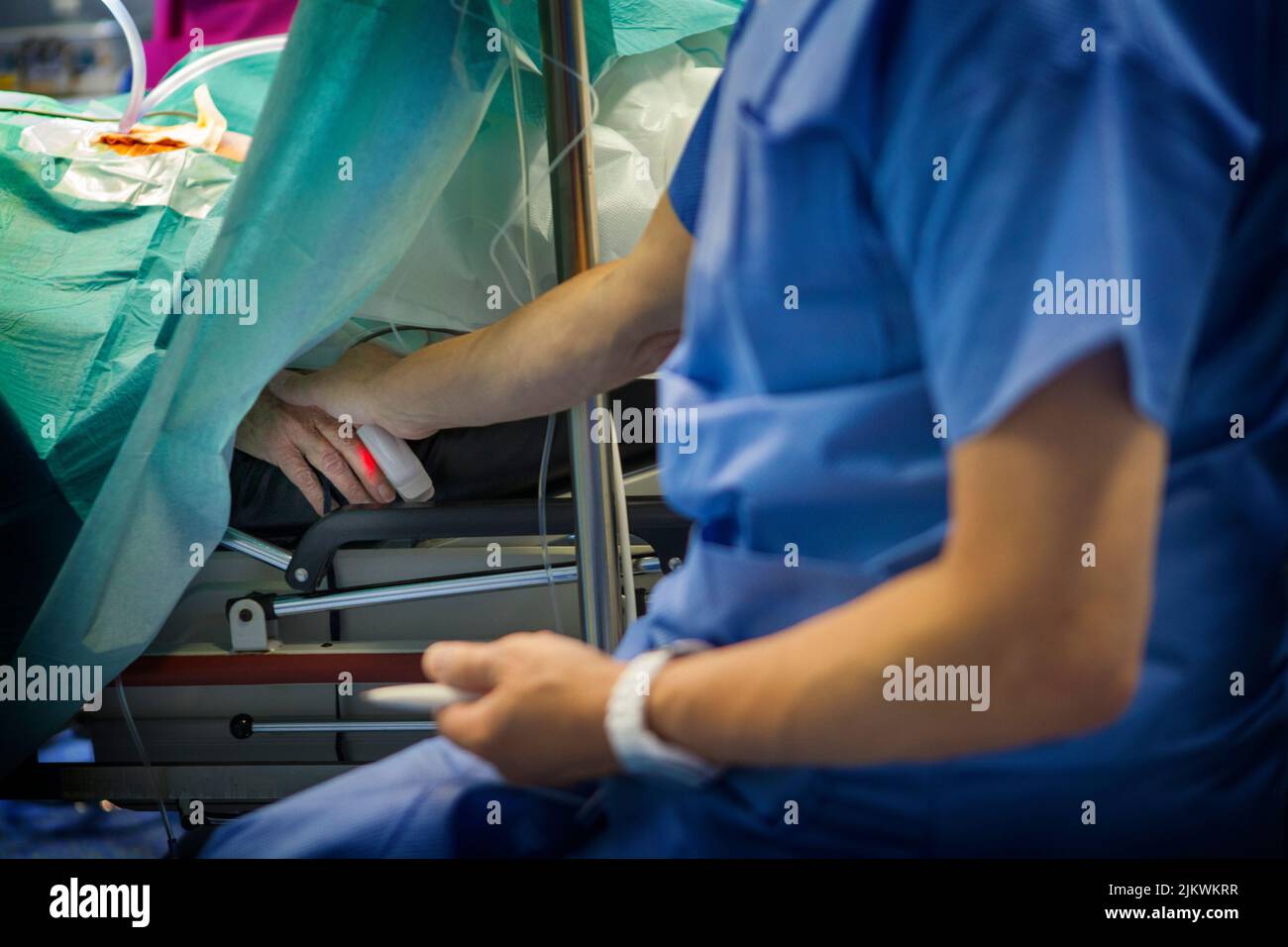 L'ipnosi nella sala operatoria consente di eseguire l'anestesia locale invece dell'anestesia generale. Foto Stock