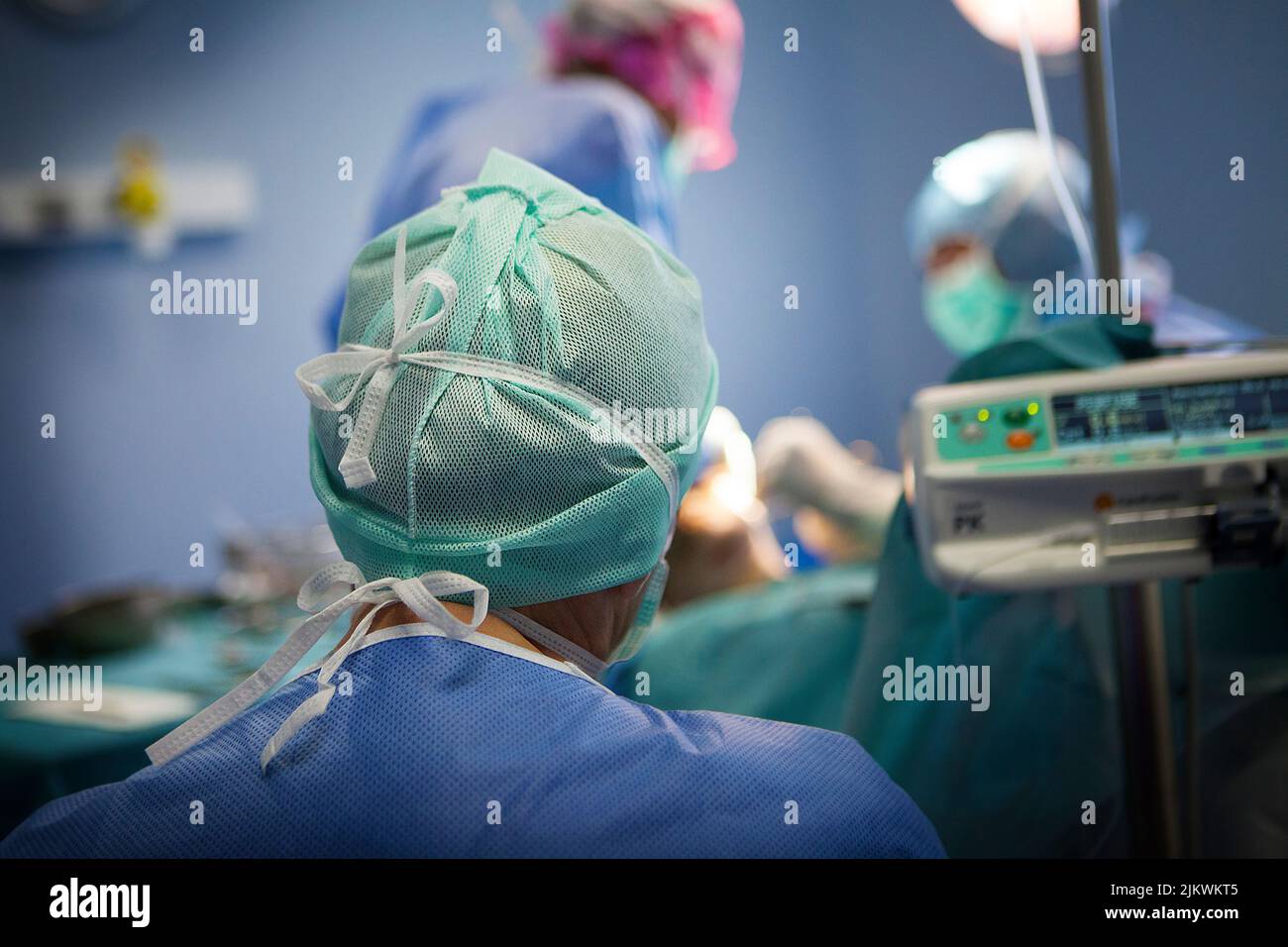 L'ipnosi nella sala operatoria consente di eseguire l'anestesia locale invece dell'anestesia generale. Foto Stock