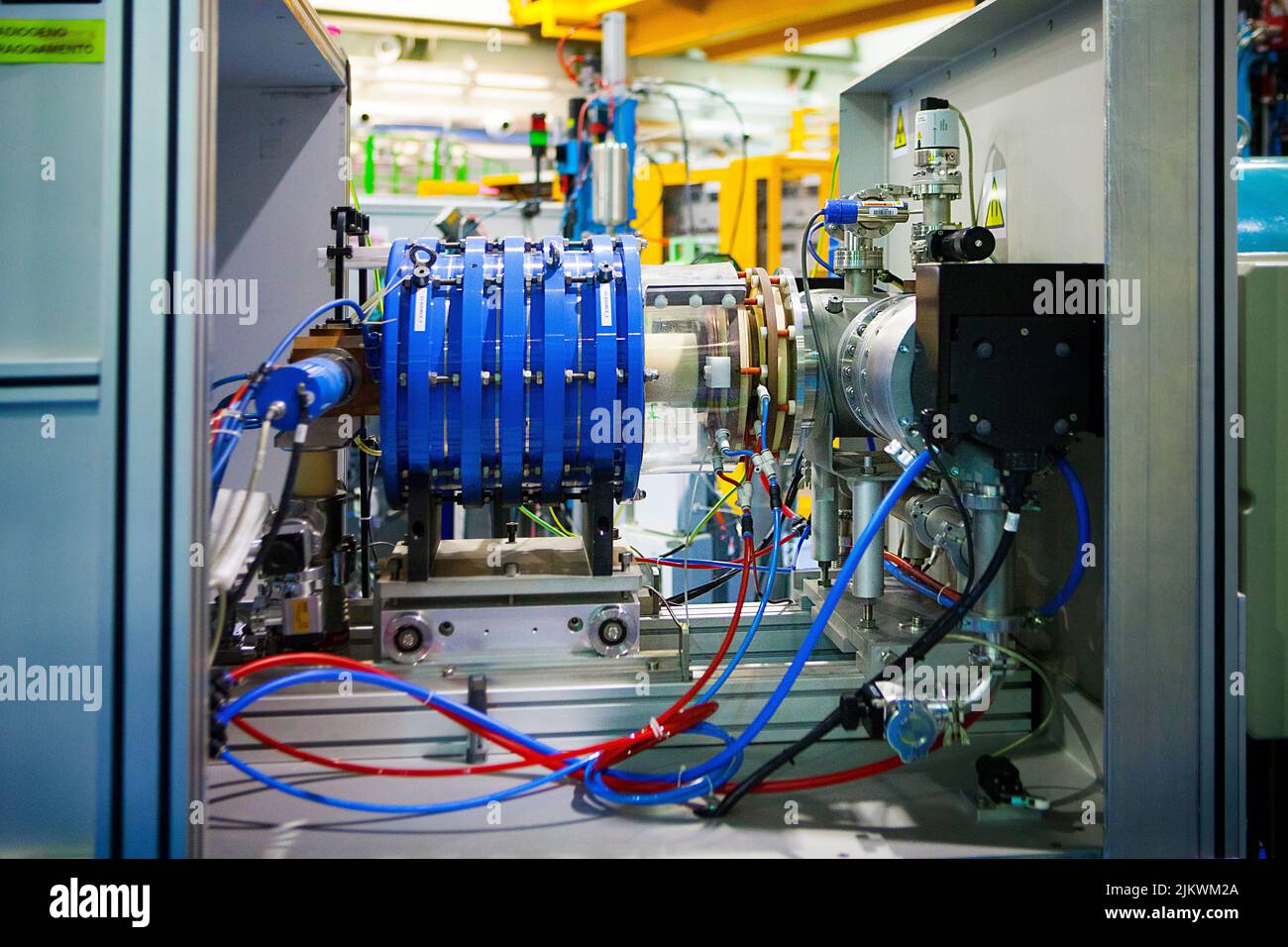 Vista del sincrotrone o acceleratore di particelle circolari di un centro di adronoterapia per il trattamento del cancro. Foto Stock