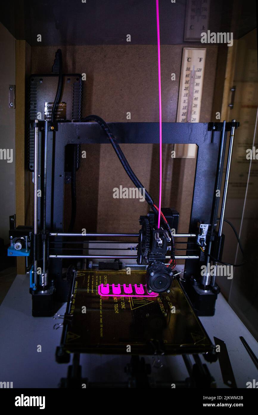 Produzione di una mano robotica nella stampa del 3D per una persona disabile. Foto Stock