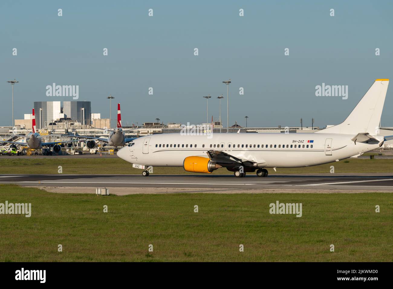 L'aereo Boeing 737-436 della compagnia aerea Air Horizont in attesa di ordini di decollo all'aeroporto di Lisbona Foto Stock