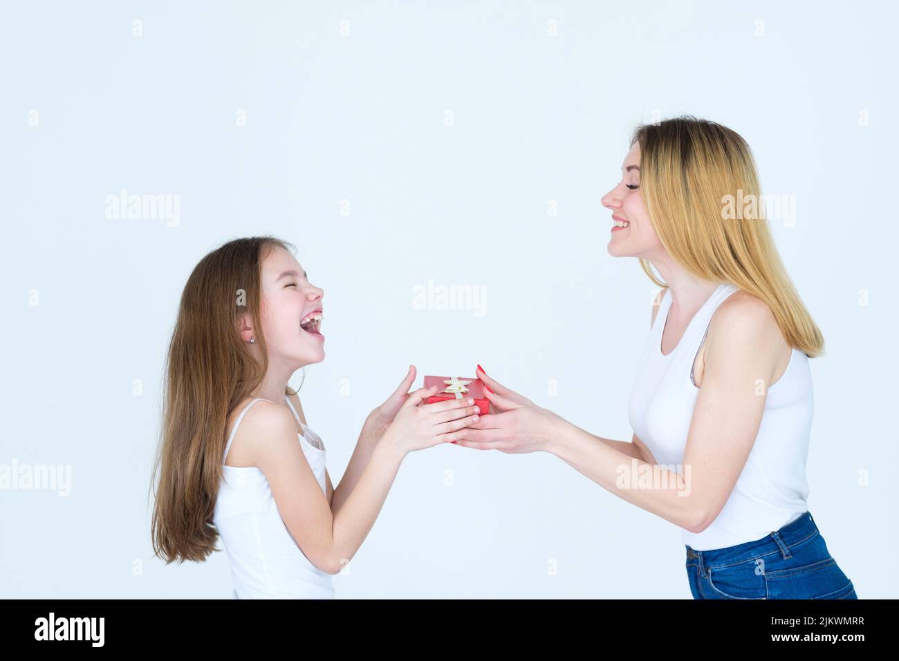 Buon compleanno, mamma. Donna incinta felice che riceve la scatola del  regalo dalla sua figlia piccola amorevole Foto stock - Alamy