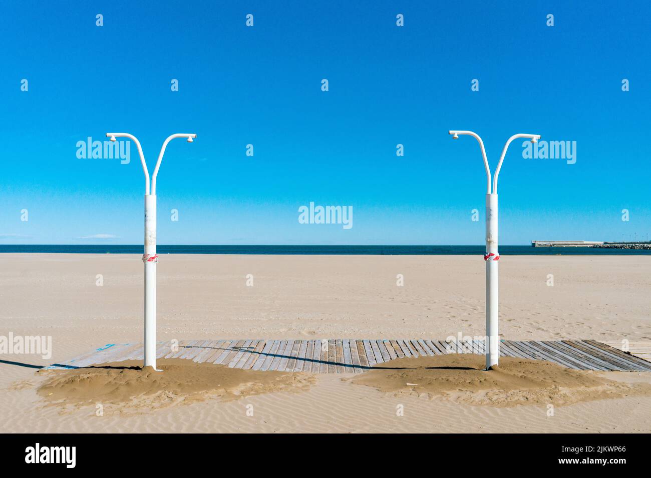 Docce pubbliche all'aperto sulla spiaggia in spagna, concetto di vacanza estiva Foto Stock