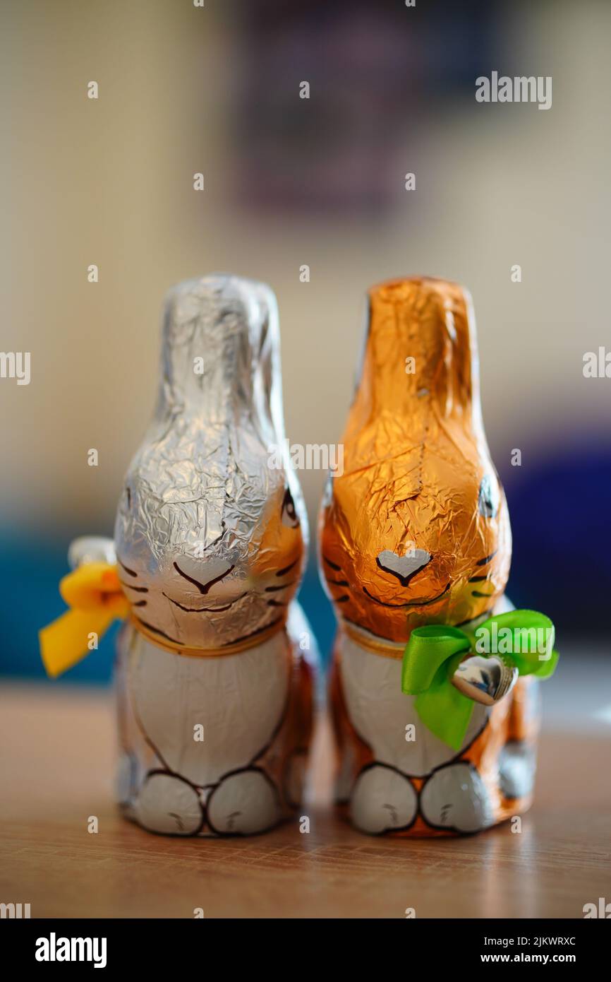 Due coniglietti pasquali al cioccolato Favorina su un tavolo. Foto Stock