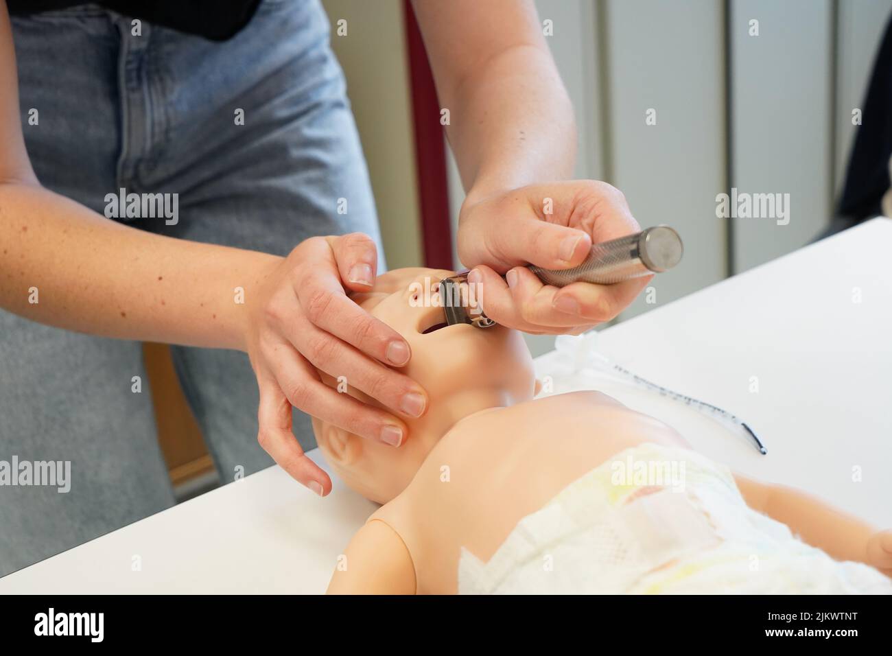 Laboratorio di simulazione della rianimazione pediatrica presso la Facoltà di Medicina di Nimes. Foto Stock