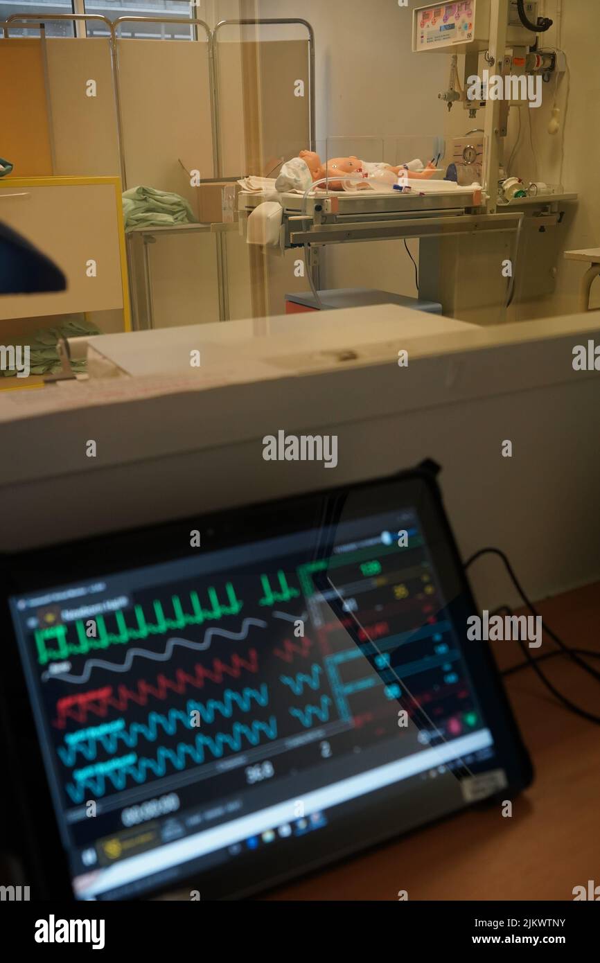 Sala di controllo del ciclo di simulazione della rianimazione pediatrica. Foto Stock