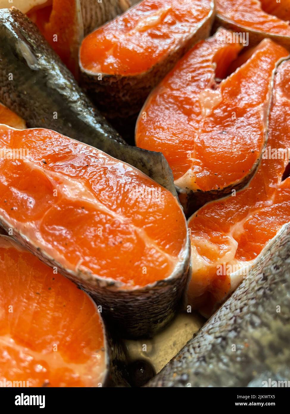 Un primo colpo verticale di trota Sevan tagliata, pronta per essere cotta Foto Stock