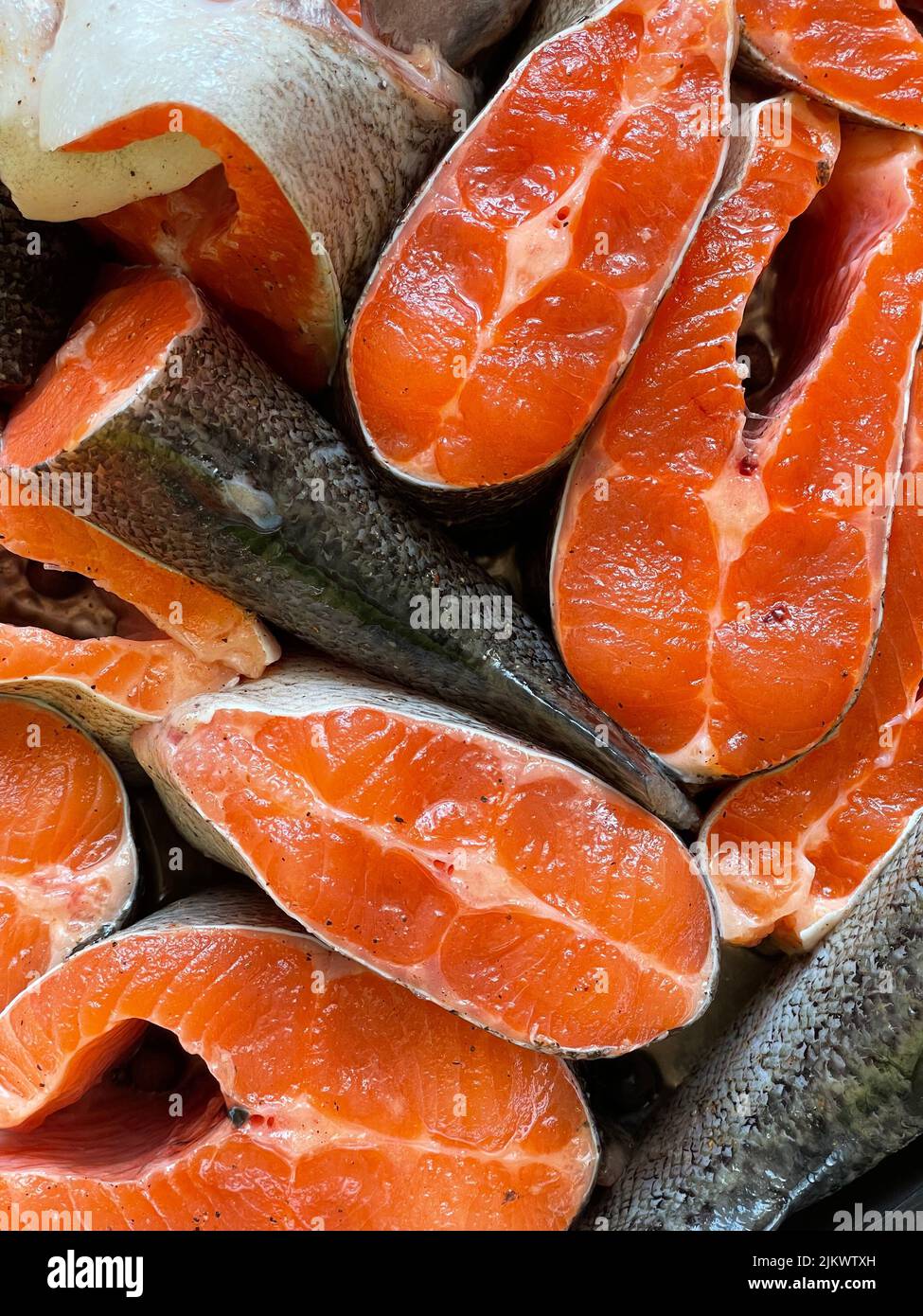 Una vista verticale dall'alto della trota di Sevan tagliata a metà, pronta per essere cucinata Foto Stock