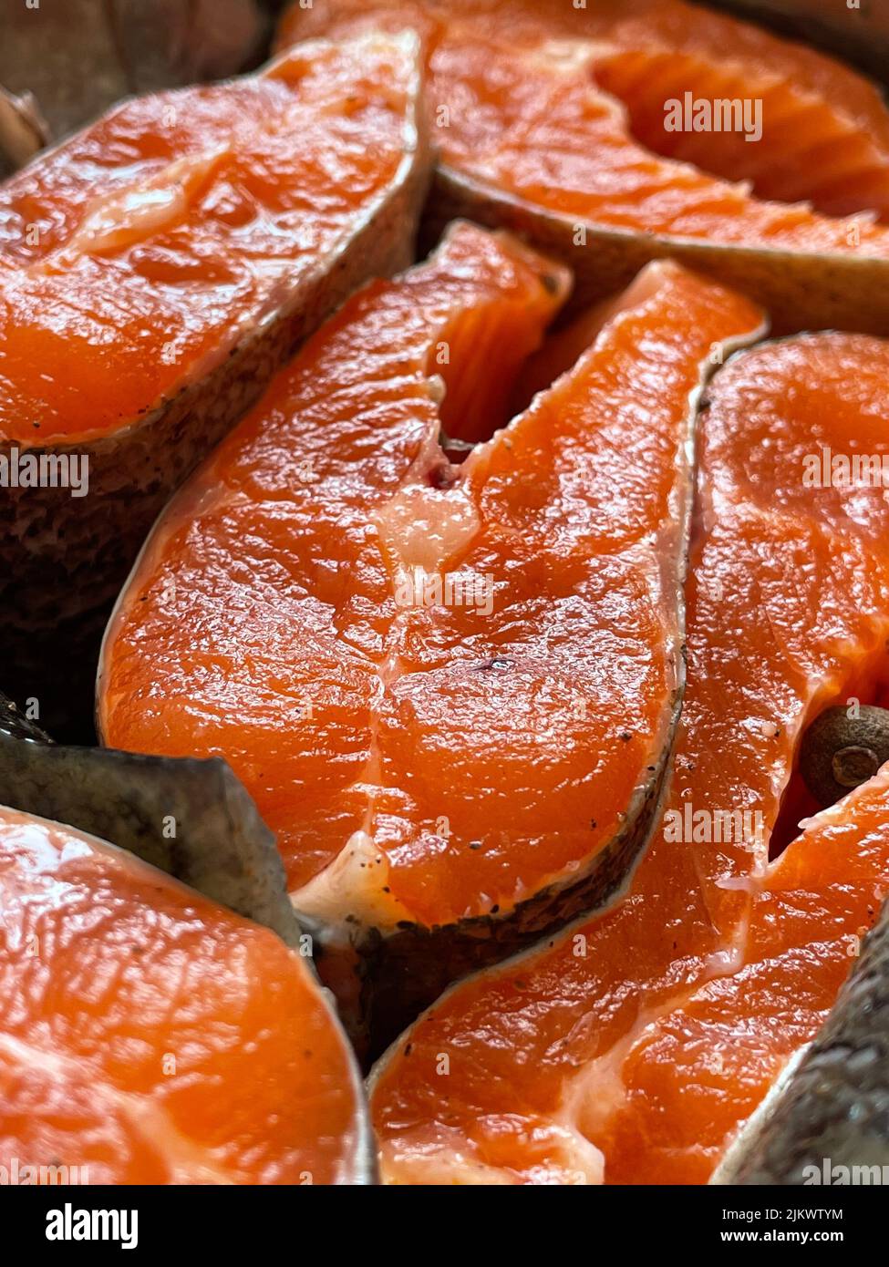 Un primo colpo verticale di trota Sevan tagliata, pronta per essere cotta Foto Stock