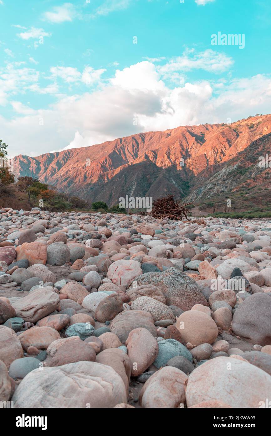 Un colpo verticale di un campo di ciottoli nel Canyon di Chicamocha, Santander, Colombia Foto Stock