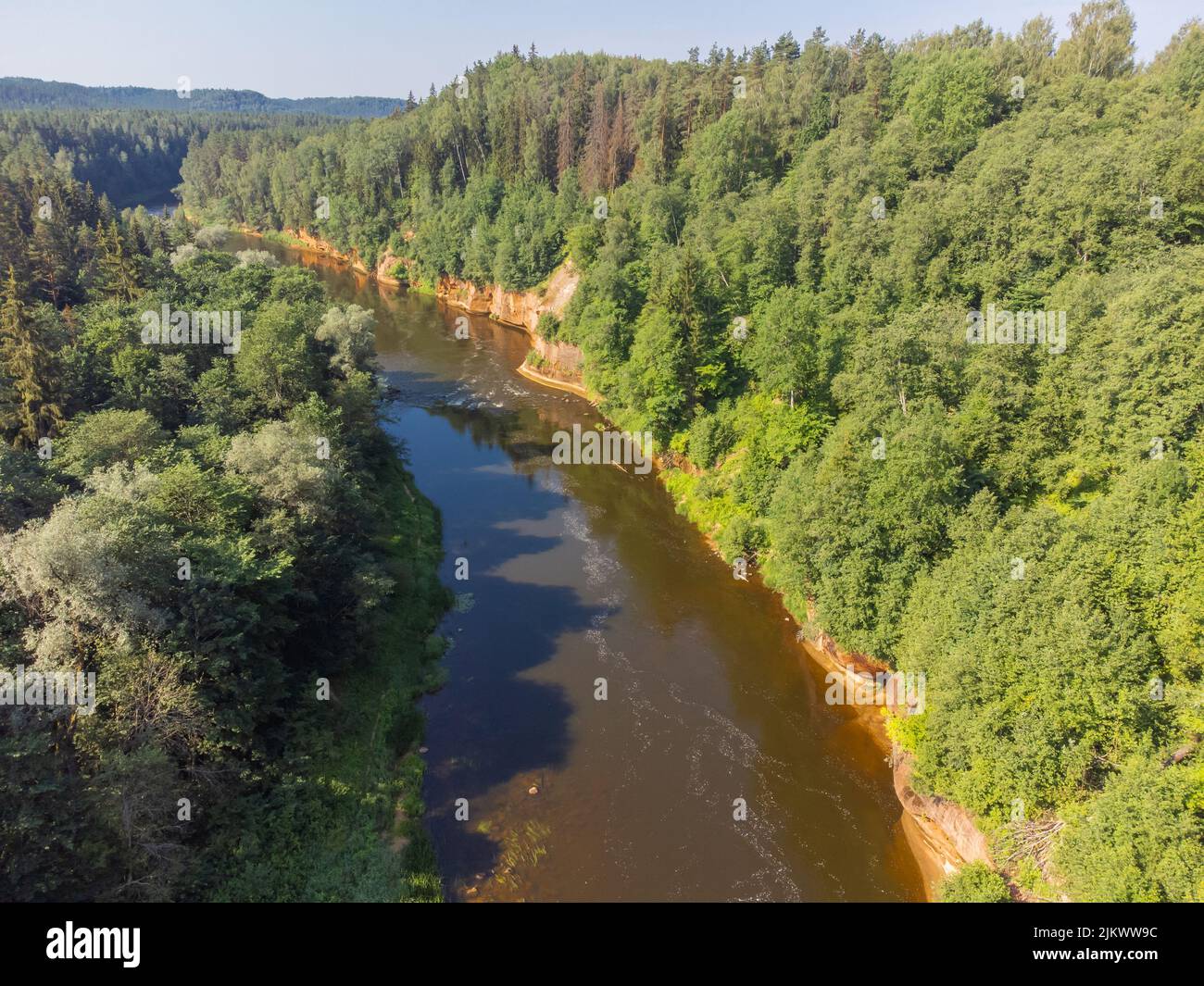 Vista aerea sulle scogliere di Kuku e le rapide sul fiume Gauja in Lettonia. Rapide del fiume gauja. Vista aerea del parco nazionale di Gauja a Ligatne, Lettonia. Foto Stock