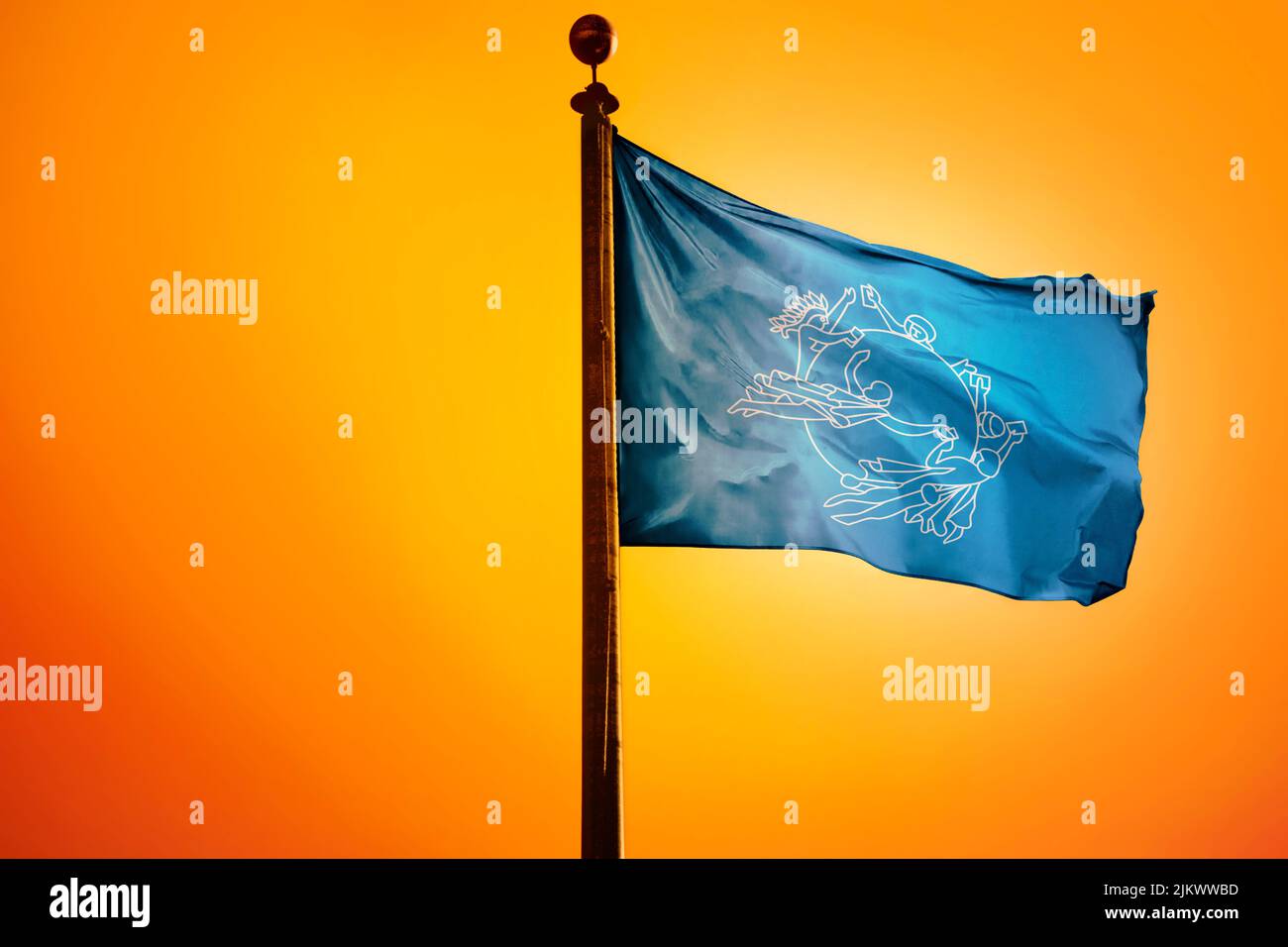 Un'illustrazione digitale della bandiera dell'Unione postale universale che sventola contro un cielo giallo brillante Foto Stock