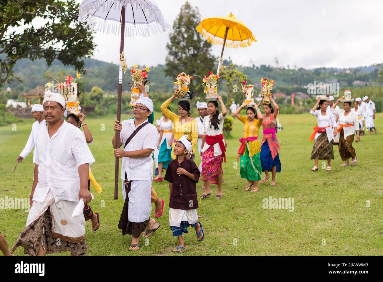 I tradizionali balinesi camminano in parata al Tempio pura Bratan a Bali, Indonesia Foto Stock