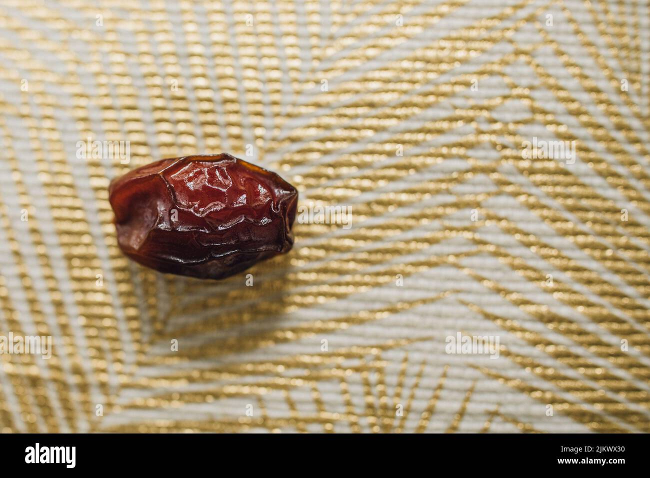 frutta datteri unica su tessuto dorato con stampa a palma Foto Stock