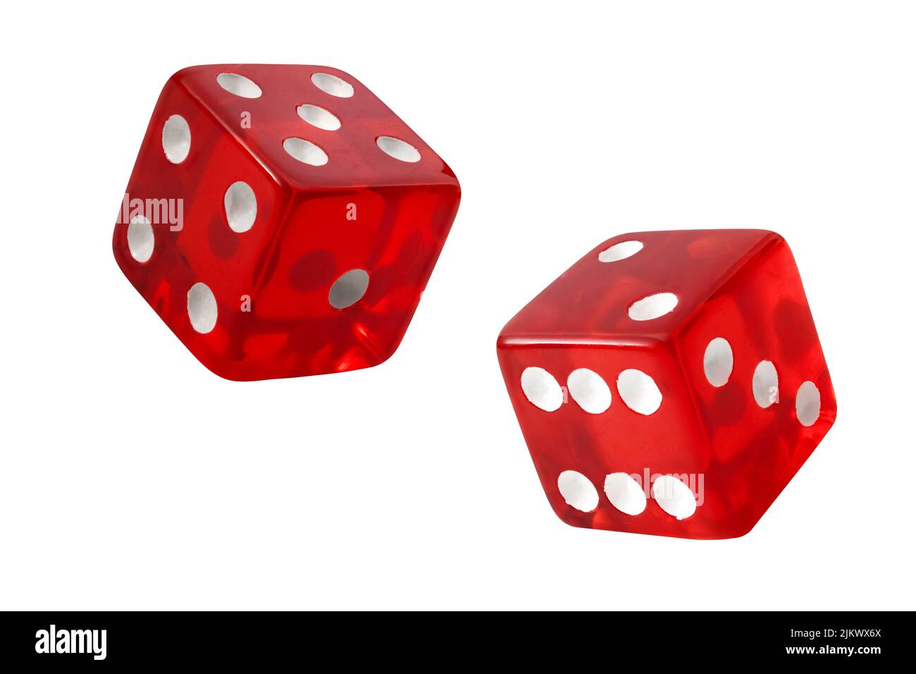 Red Pair of casino dice rotolato un sette con ogni dado che rotola un cinque e due isolato su sfondo bianco con il concetto di ritaglio del percorso di taglio per i giochi o Foto Stock