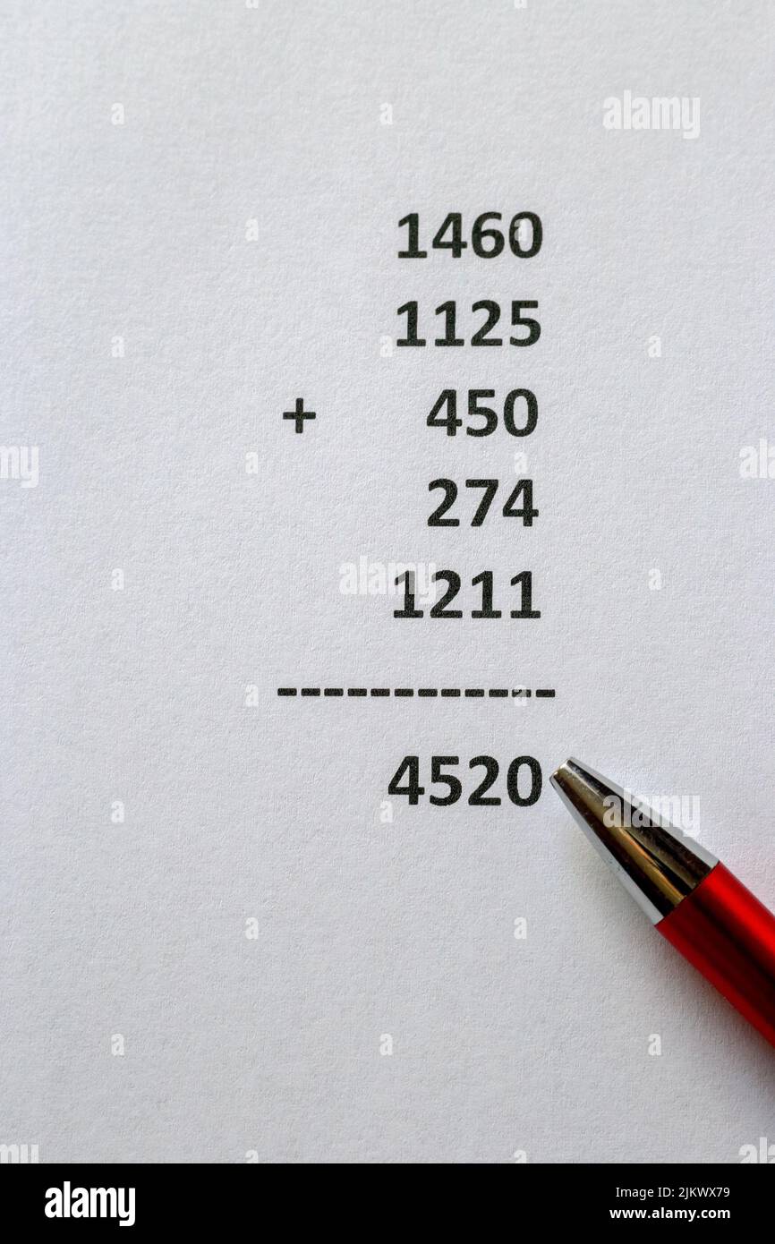 Una penna che giace su un foglio bianco con le tasse addebitate Foto Stock