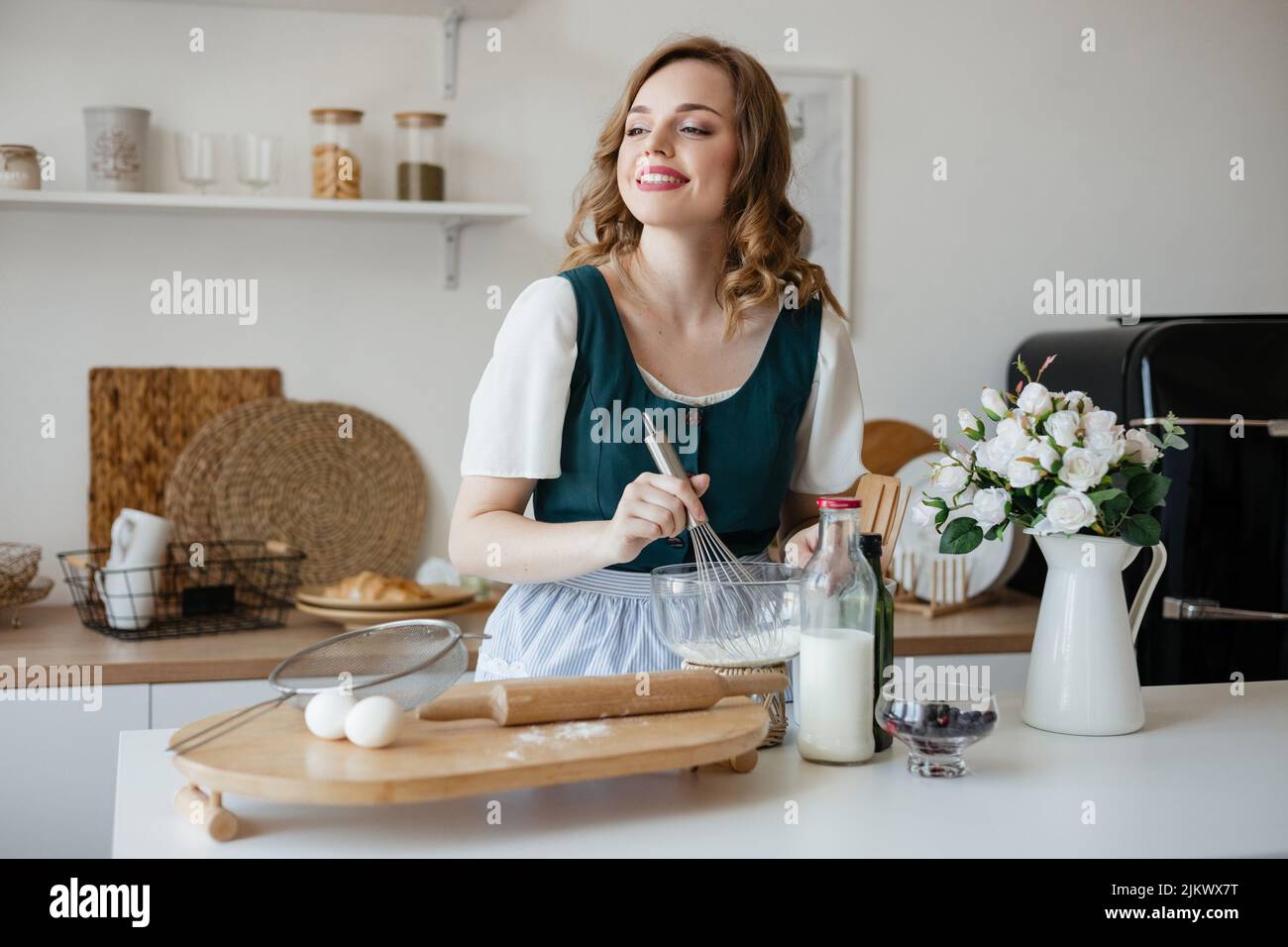 Bella ragazza adulta che cucinano in cucina Foto Stock