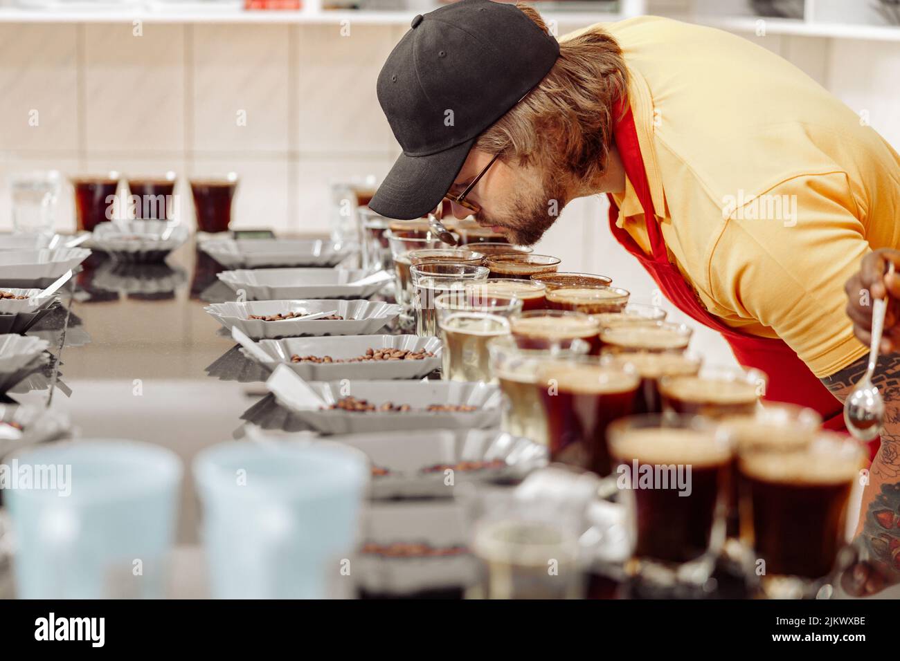 L'Uomo odore di caffè aromatico presso una degustazione Foto Stock