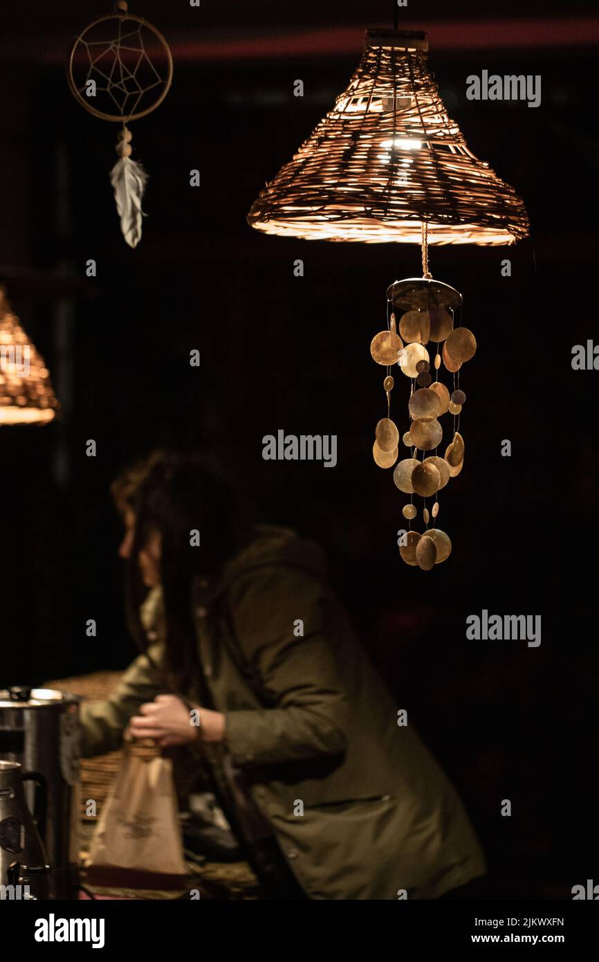 Una lampada decorativa e una ragazza che vendono cibo al Narracje Festival a Danzica, Polonia Foto Stock