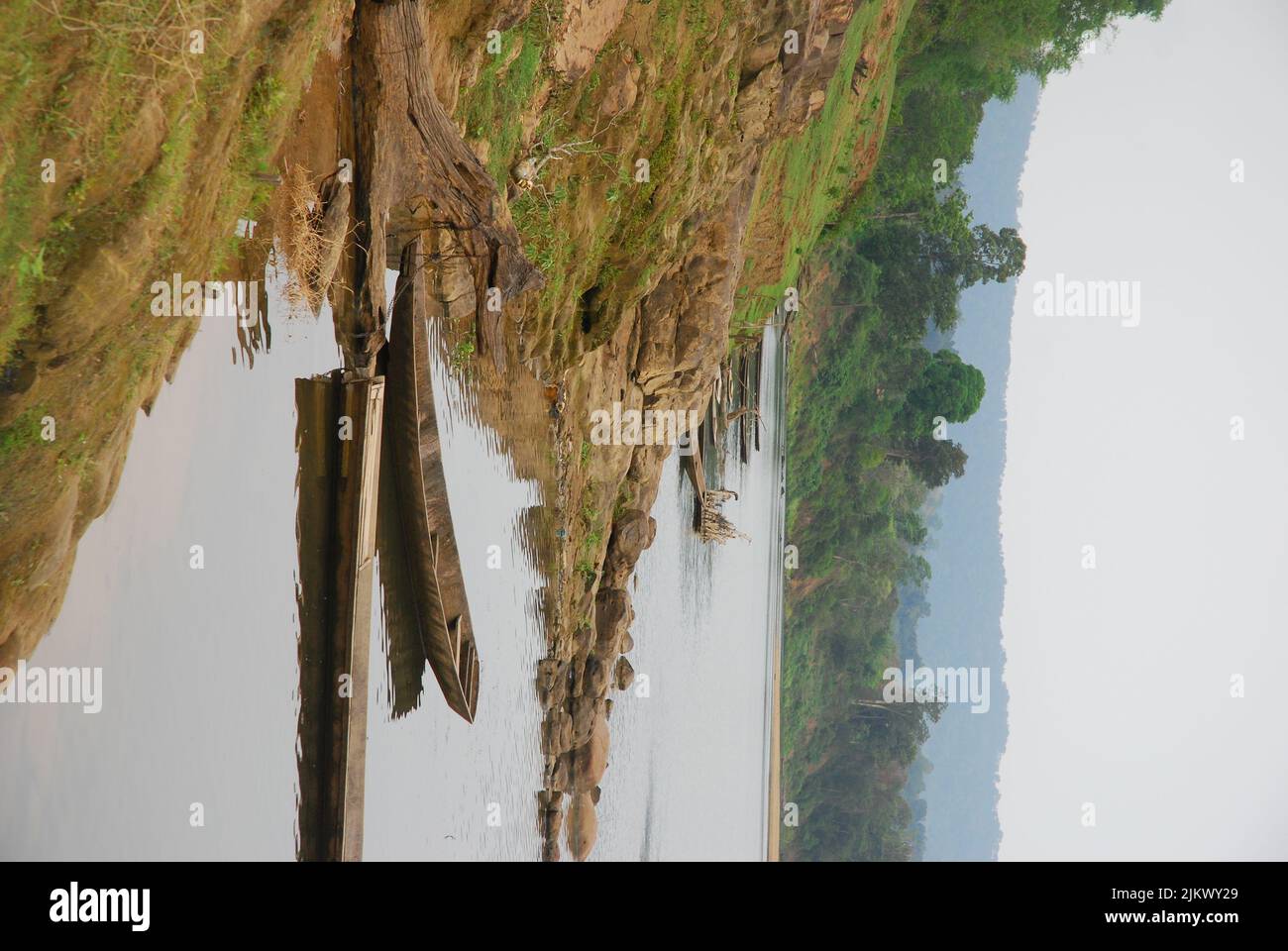 Barche da pesca in legno ancorate sul lato del fiume Mekong in Laos, Asia Foto Stock