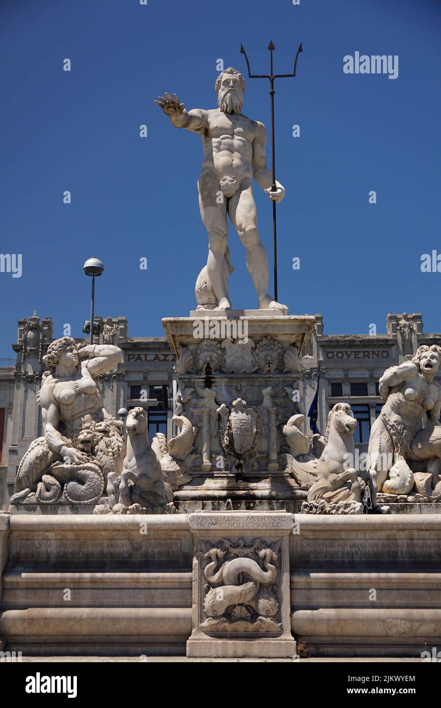 Un bellissimo scatto di Fontana di Nettuno contro il cielo blu in una bella giornata di sole, Messina, Italia Foto Stock