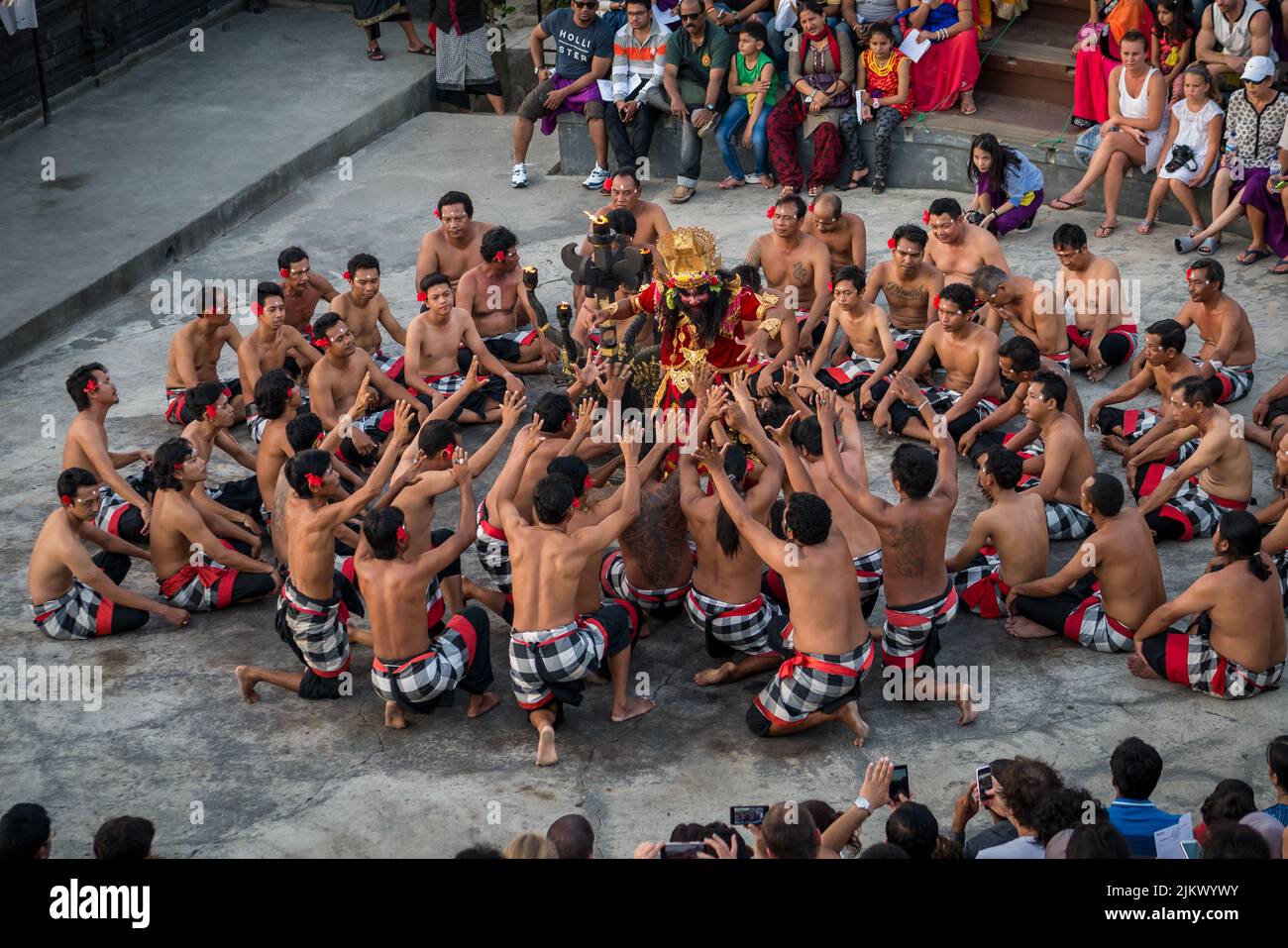 Un gruppo di persone al Tempio di Uluwatu e alla tradizionale danza del fuoco Kecak a Bali, Indonesia Foto Stock