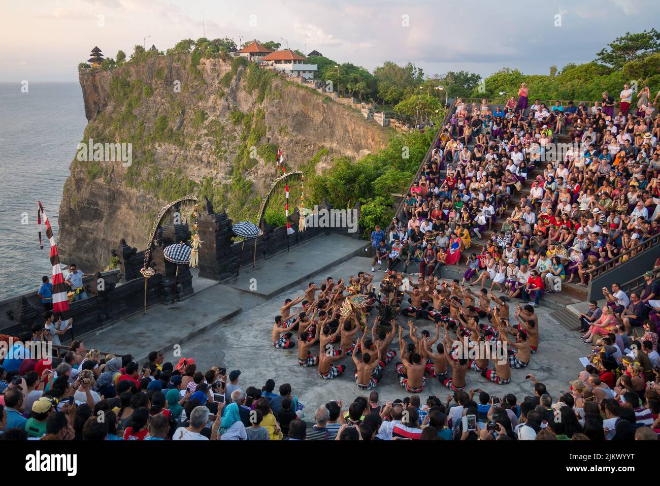 Un gruppo di persone al Tempio di Uluwatu e alla tradizione Kecak Fire Dance a Bali, Indonesia Foto Stock