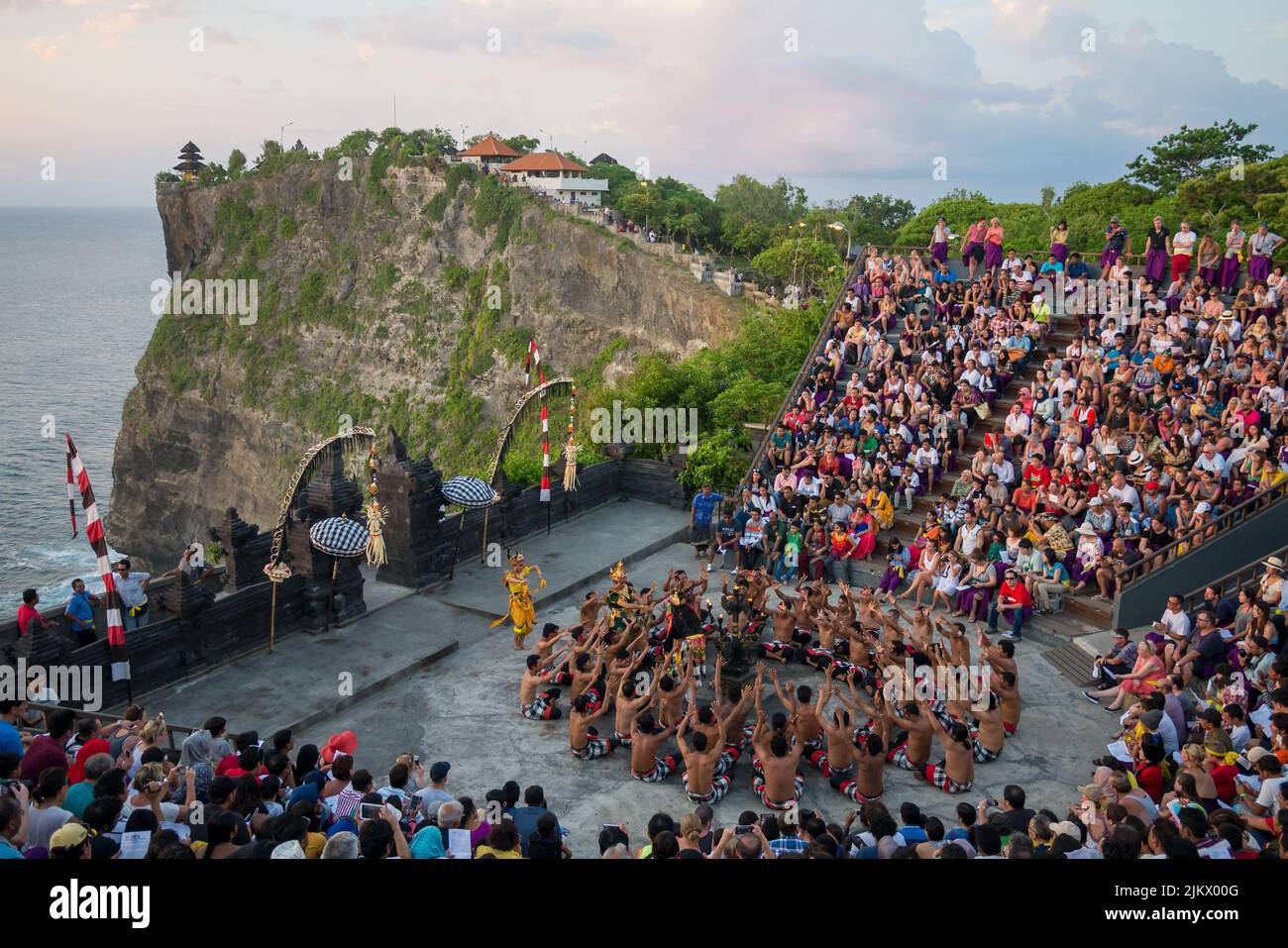 Un gruppo di persone al Tempio di Uluwatu e alla tradizione Kecak Fire Dance a Bali, Indonesia Foto Stock