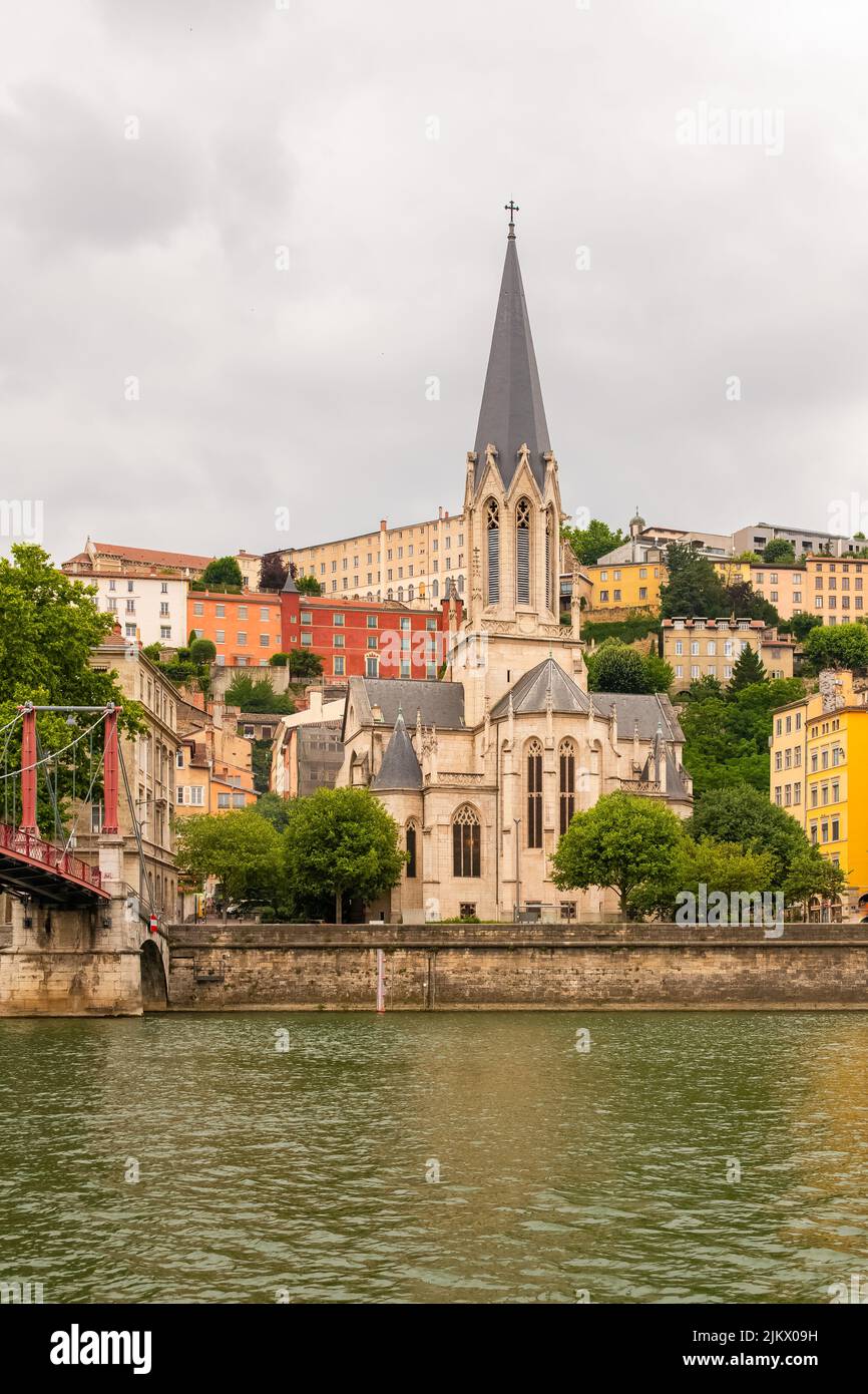 Vieux-Lyon, chiesa di Saint-Georges, case colorate e ponte pedonale nel centro, sul fiume Saone Foto Stock