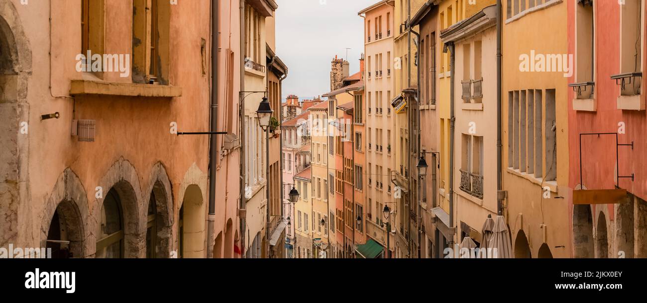 Lione, strada tipica della Croix-Rousse, con edifici colorati Foto Stock