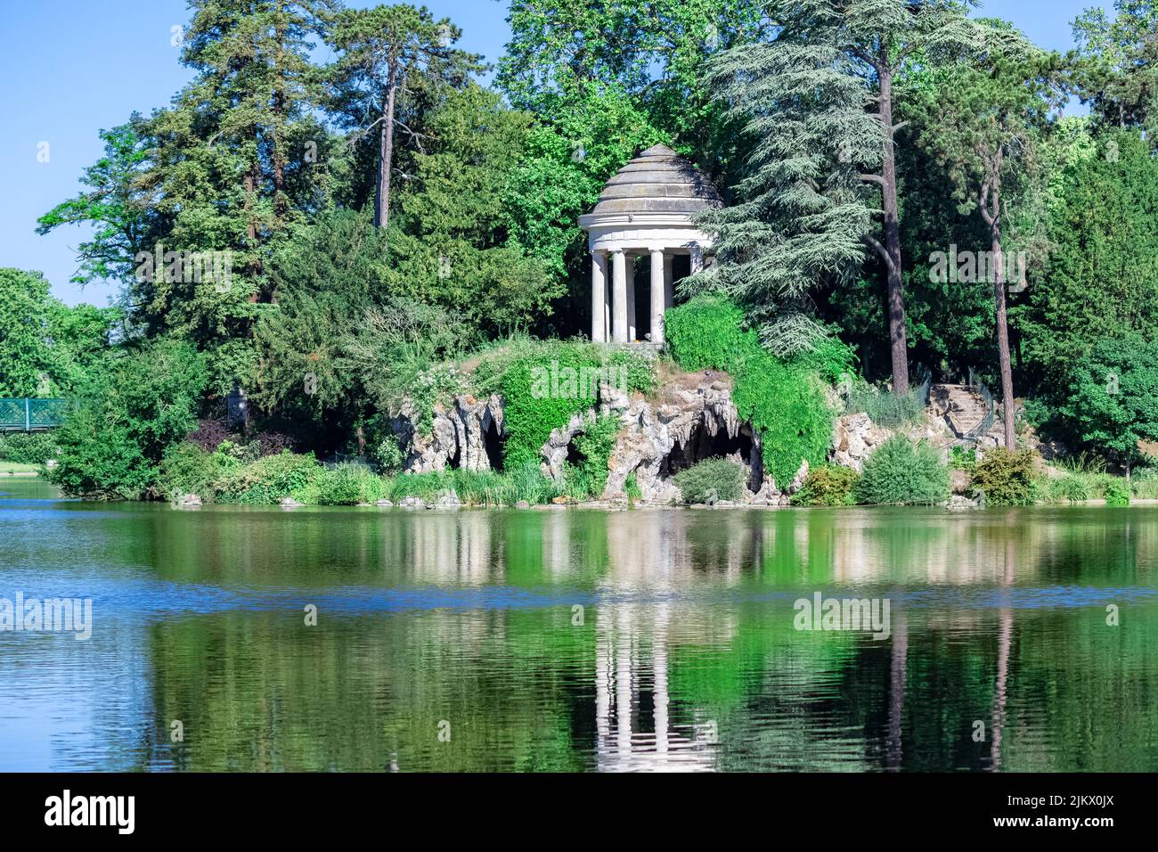 Vincennes, tempio dell'amore e grotta artificiale sul lago Daumesnil, nel parco pubblico Foto Stock