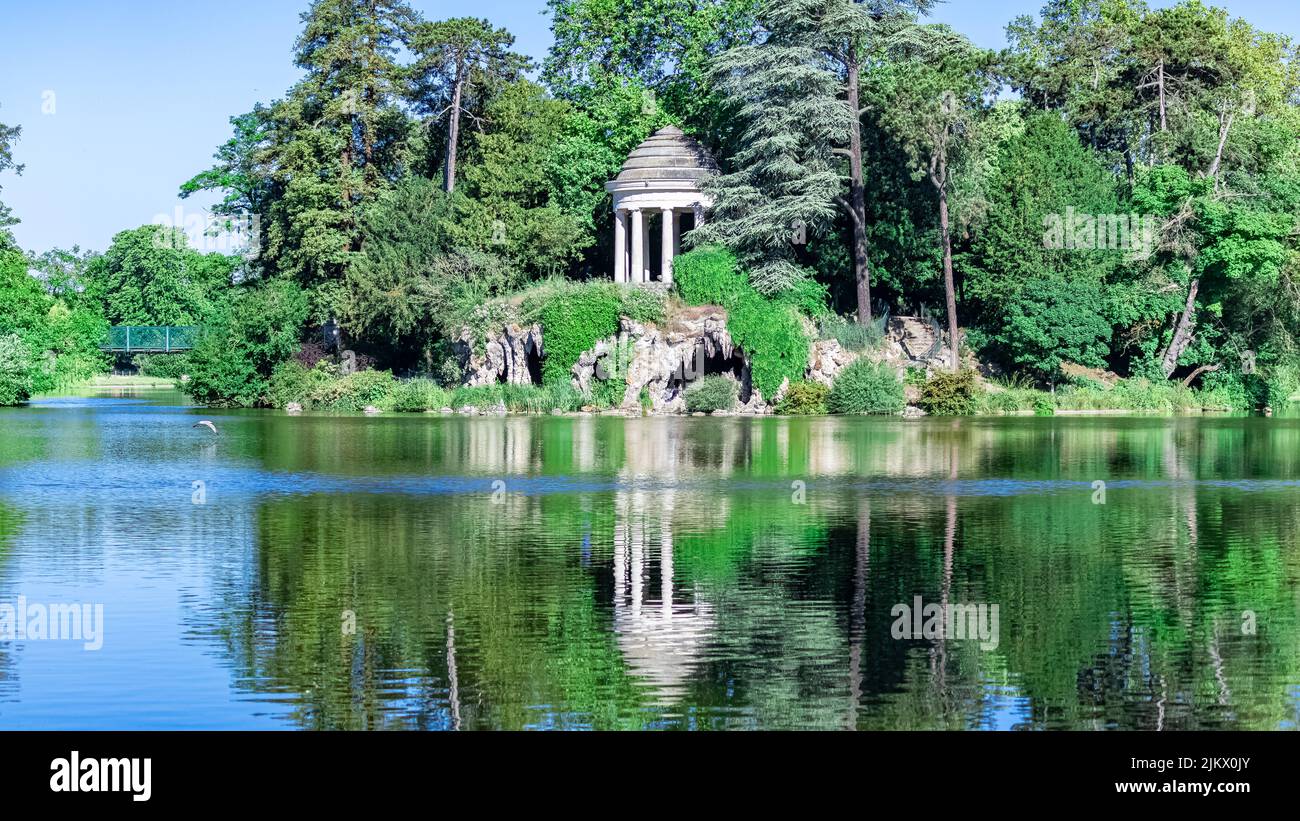 Vincennes, tempio dell'amore e grotta artificiale sul lago Daumesnil, nel parco pubblico Foto Stock