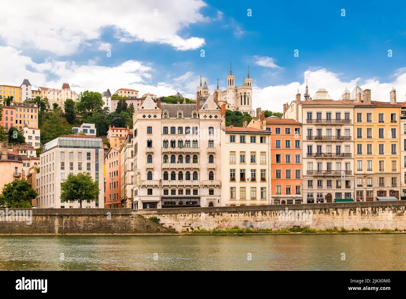 Vieux-Lyon, case colorate nel centro, sul fiume Saone, con la cattedrale di Fourviere sullo sfondo Foto Stock