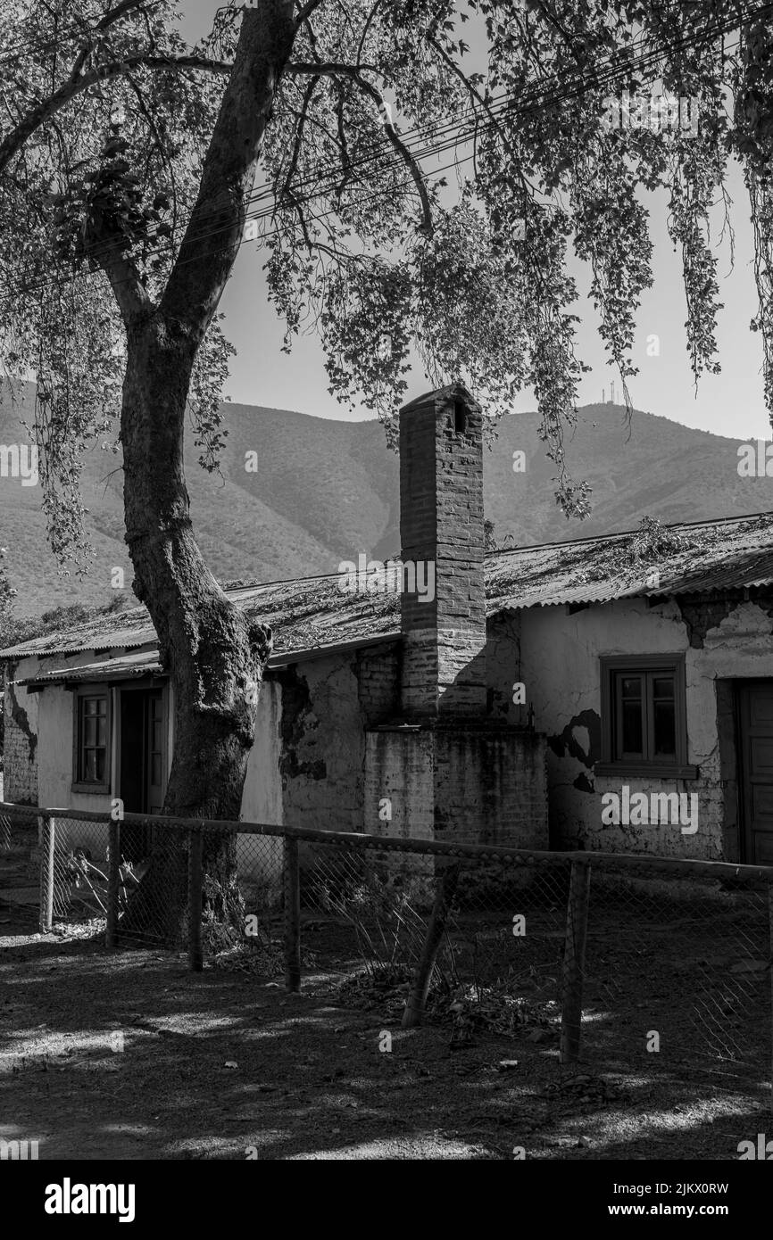 Una scala di grigi di una casa secolare nel comune di Cabildo in fessura, Cile Foto Stock
