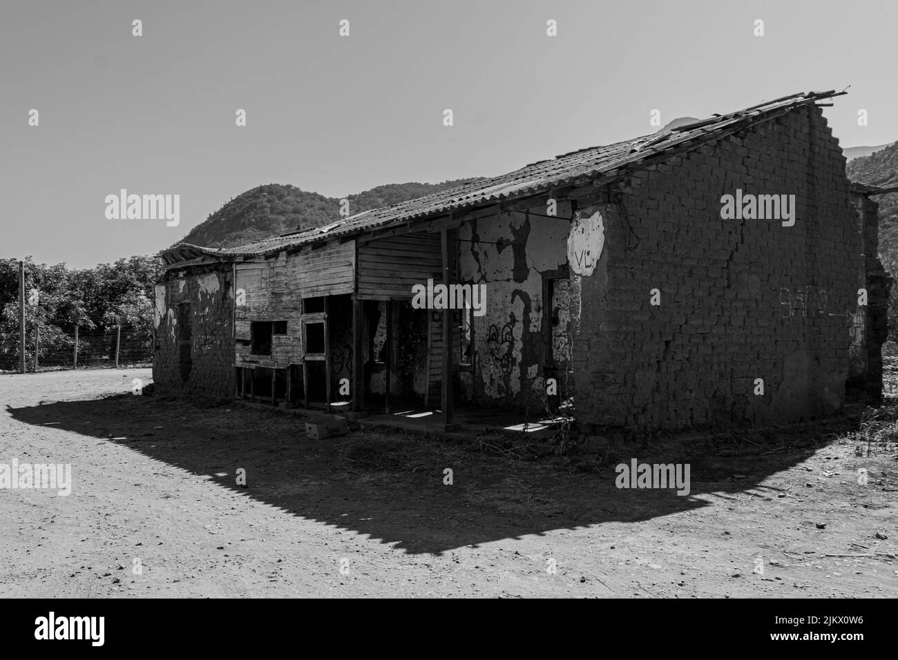 Un colpo in scala di grigi di una casa secolare nel comune di Cabildo in fessura, Cile Foto Stock