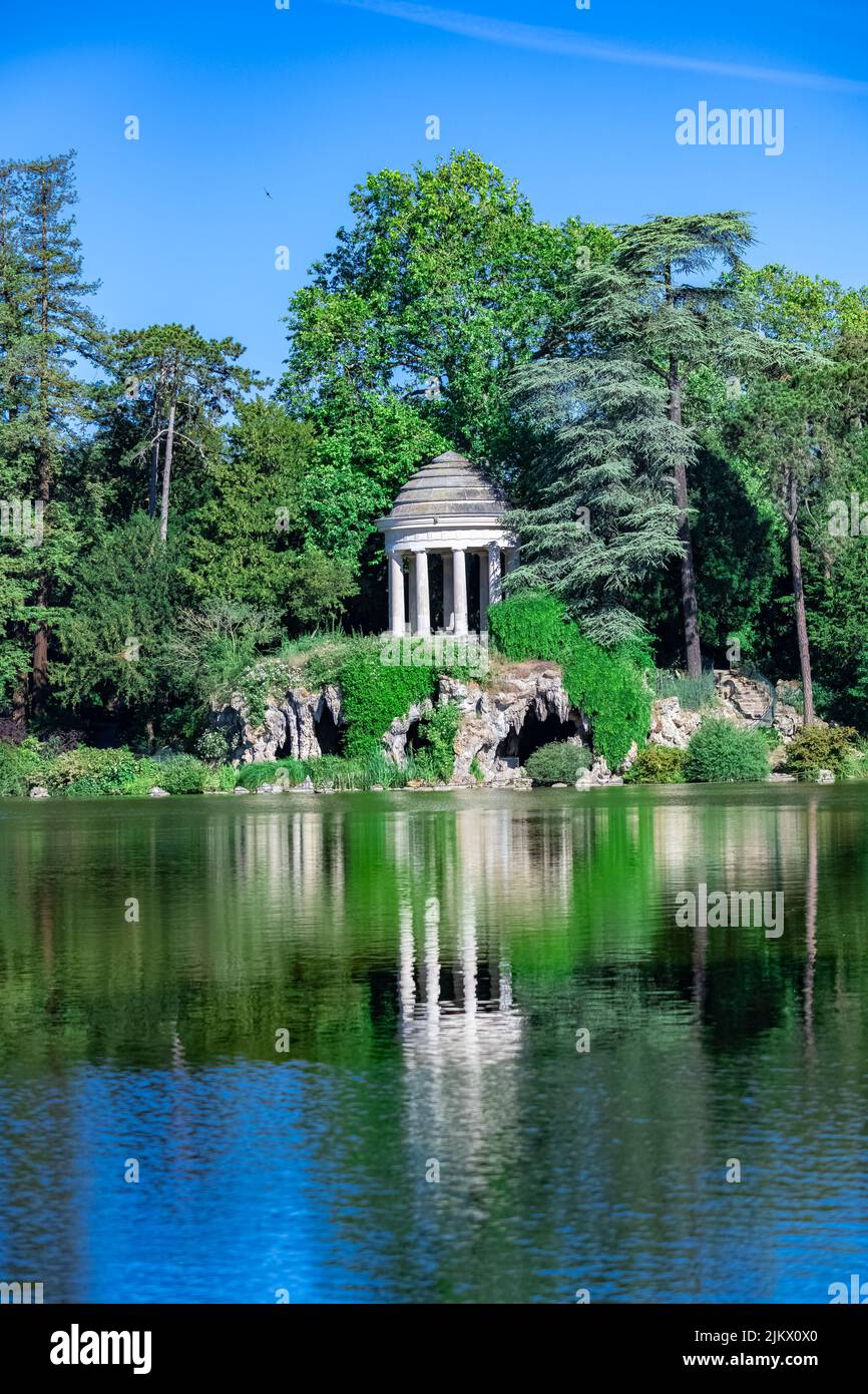 Vincennes, tempio dell'amore e grotta artificiale sul lago Daumesnil, nel parco pubblico Foto Stock
