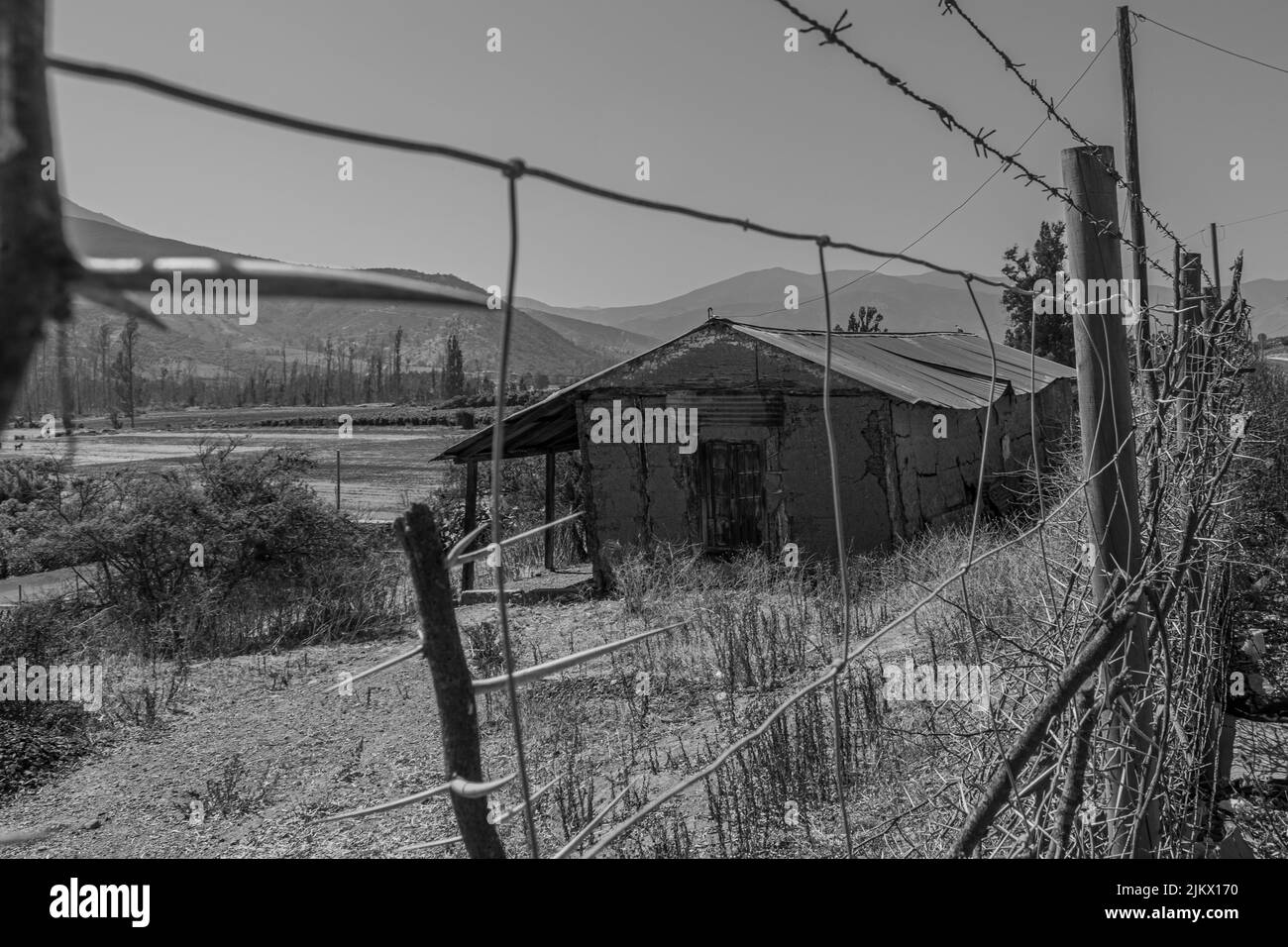 Un colpo in scala di grigi di case del XX secolo in Cile Foto Stock