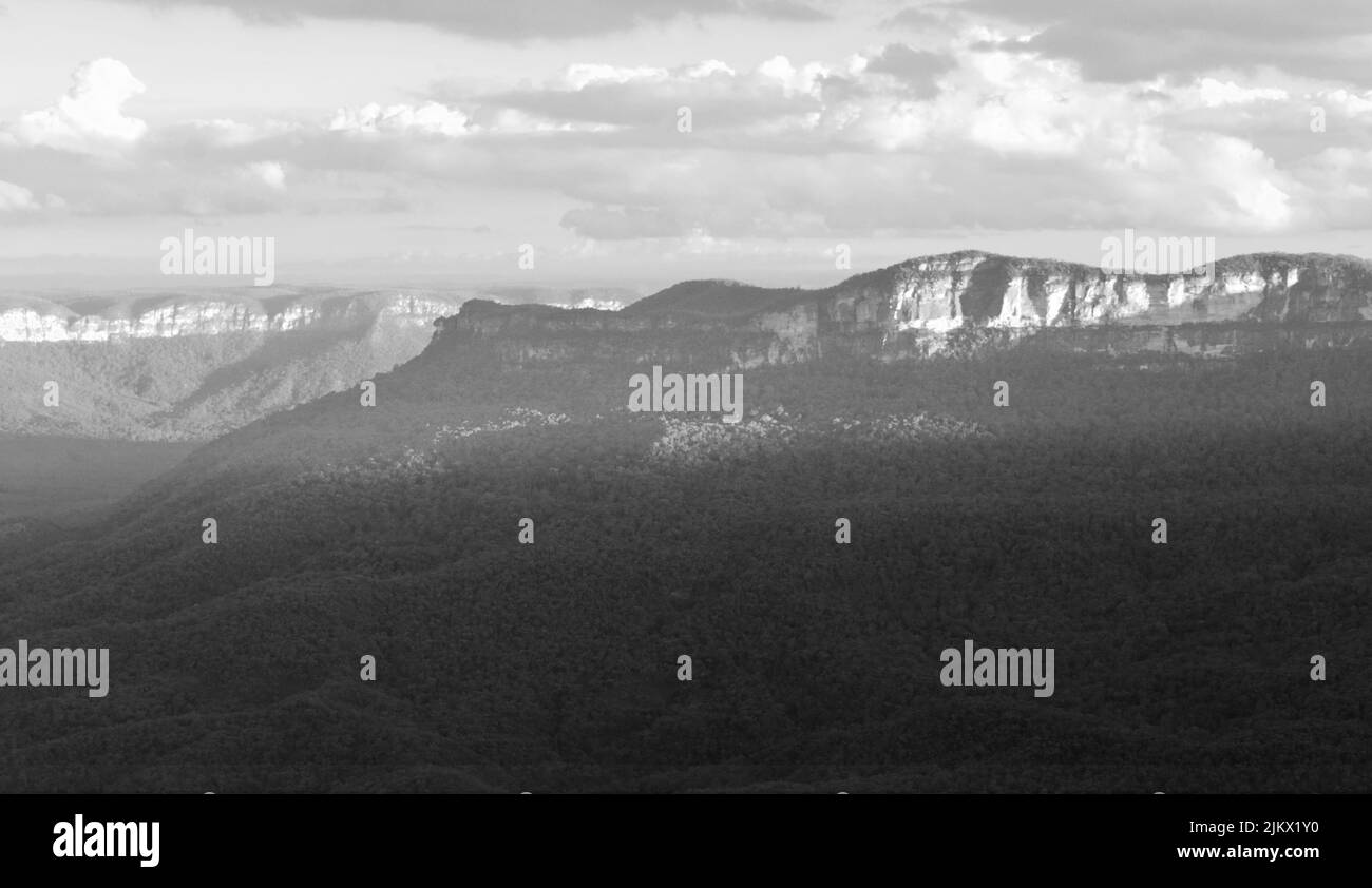 Una vista in scala di grigi distante della gamma delle Blue Mountains a Sydney, Australia Foto Stock