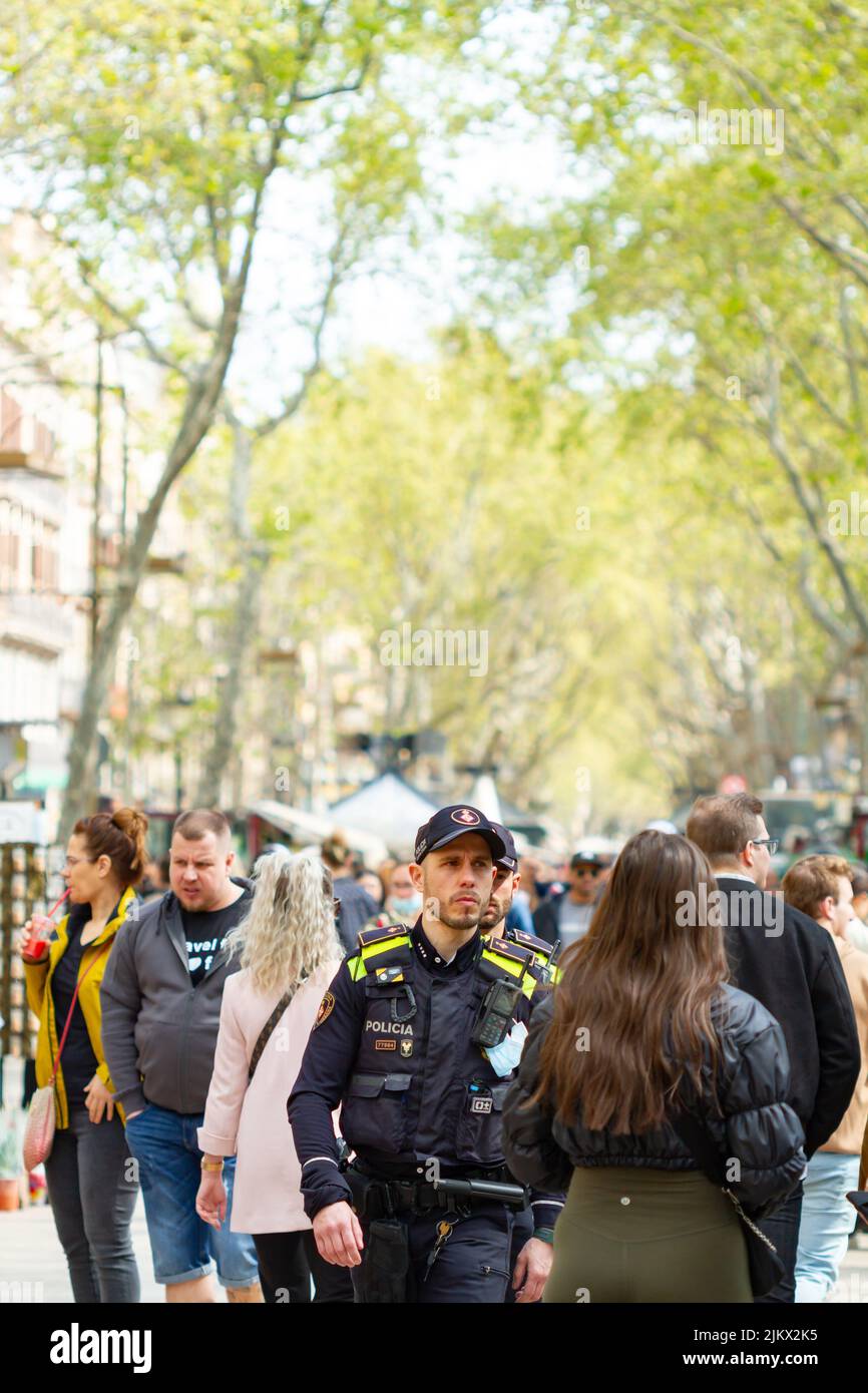 BARCELLONA, SPAGNA - 6 APRILE 2022: Pattugliamento a piedi della polizia urbana sulla Rambla di Barcellona (Spagna), la strada più emblematica della città. Foto Stock