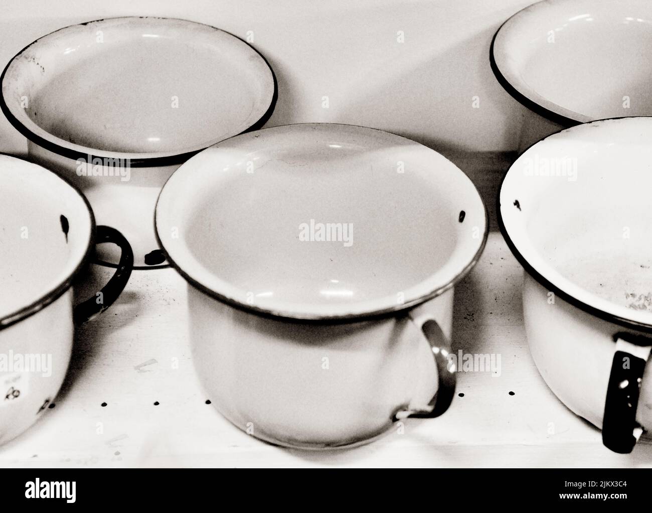 Un primo piano di una serie di antiche tazze bianche Foto Stock