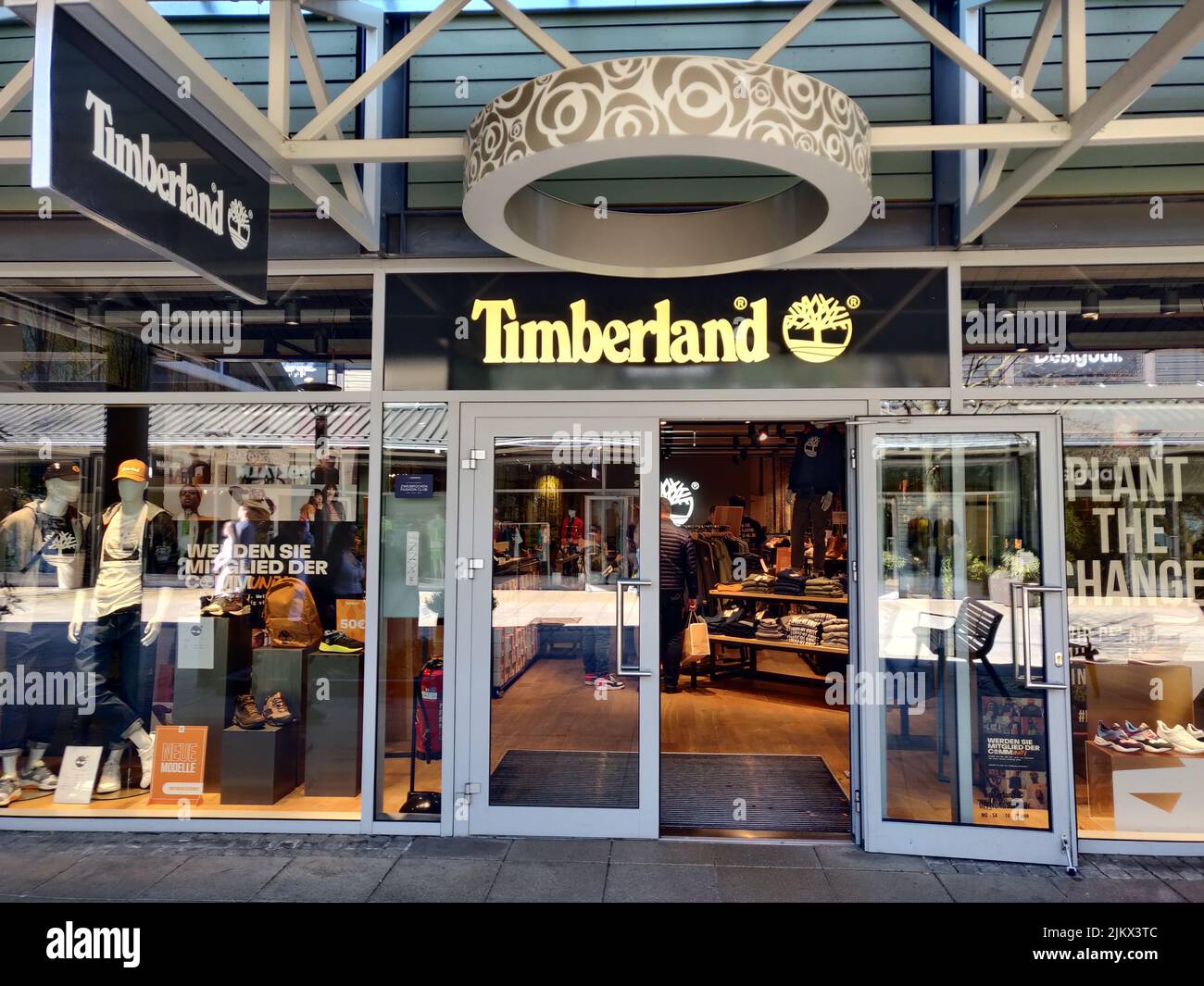 La facciata di un negozio Timberland in un centro commerciale outlet in Germania Foto Stock