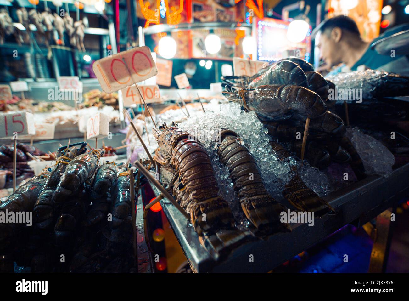 Aragoste spinose in un mercato a Kuala Lumpur, Malesia Foto Stock