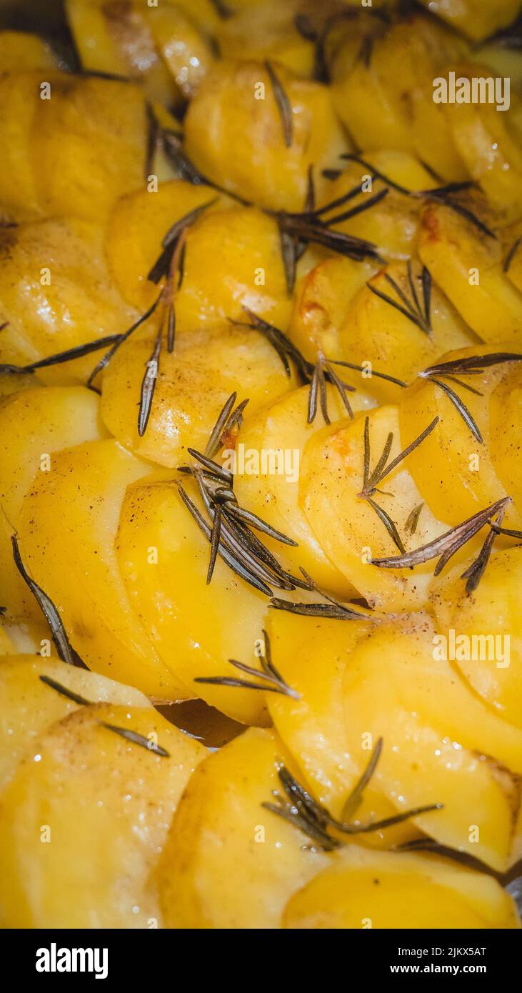 un primo piano di patate alla griglia con condimenti Foto Stock