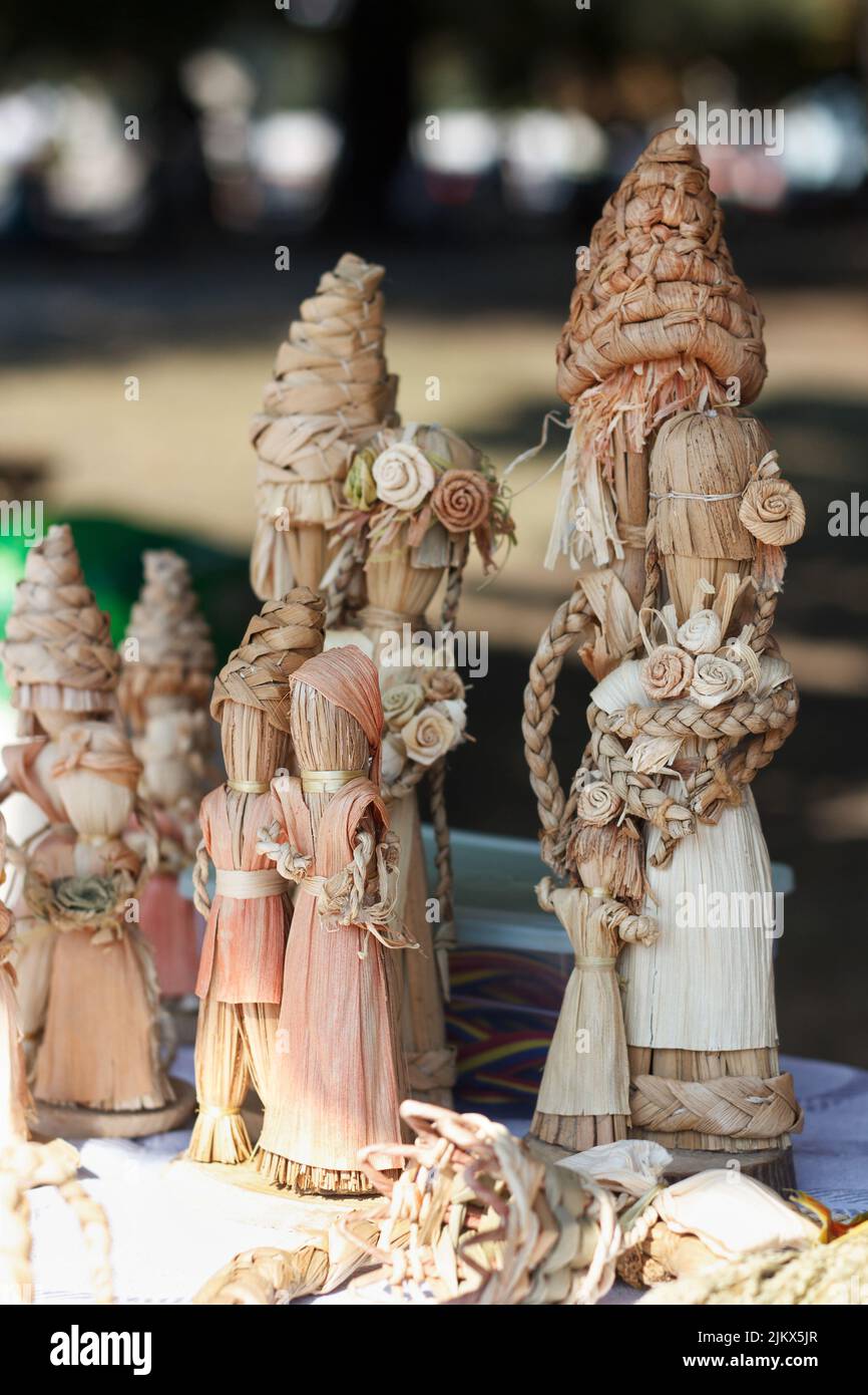 Figurine di persone e famiglie realizzate con foglie di mais, lavori di officina, in mostra Foto Stock