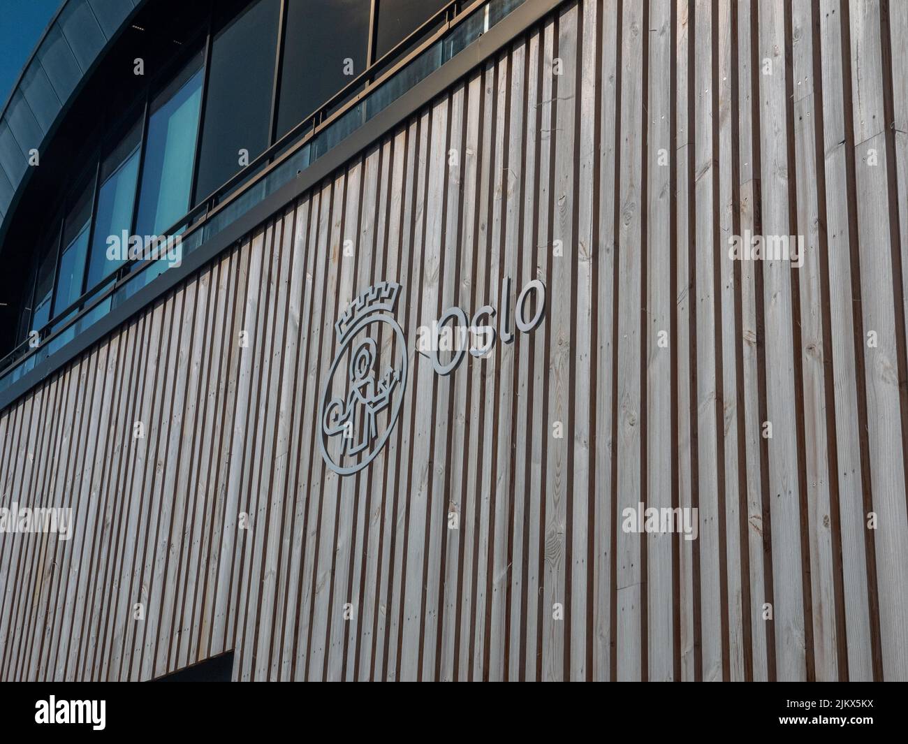 Stemma per la città di Oslo al di fuori dell'arena di hockey su ghiaccio Jordal Amfi Foto Stock