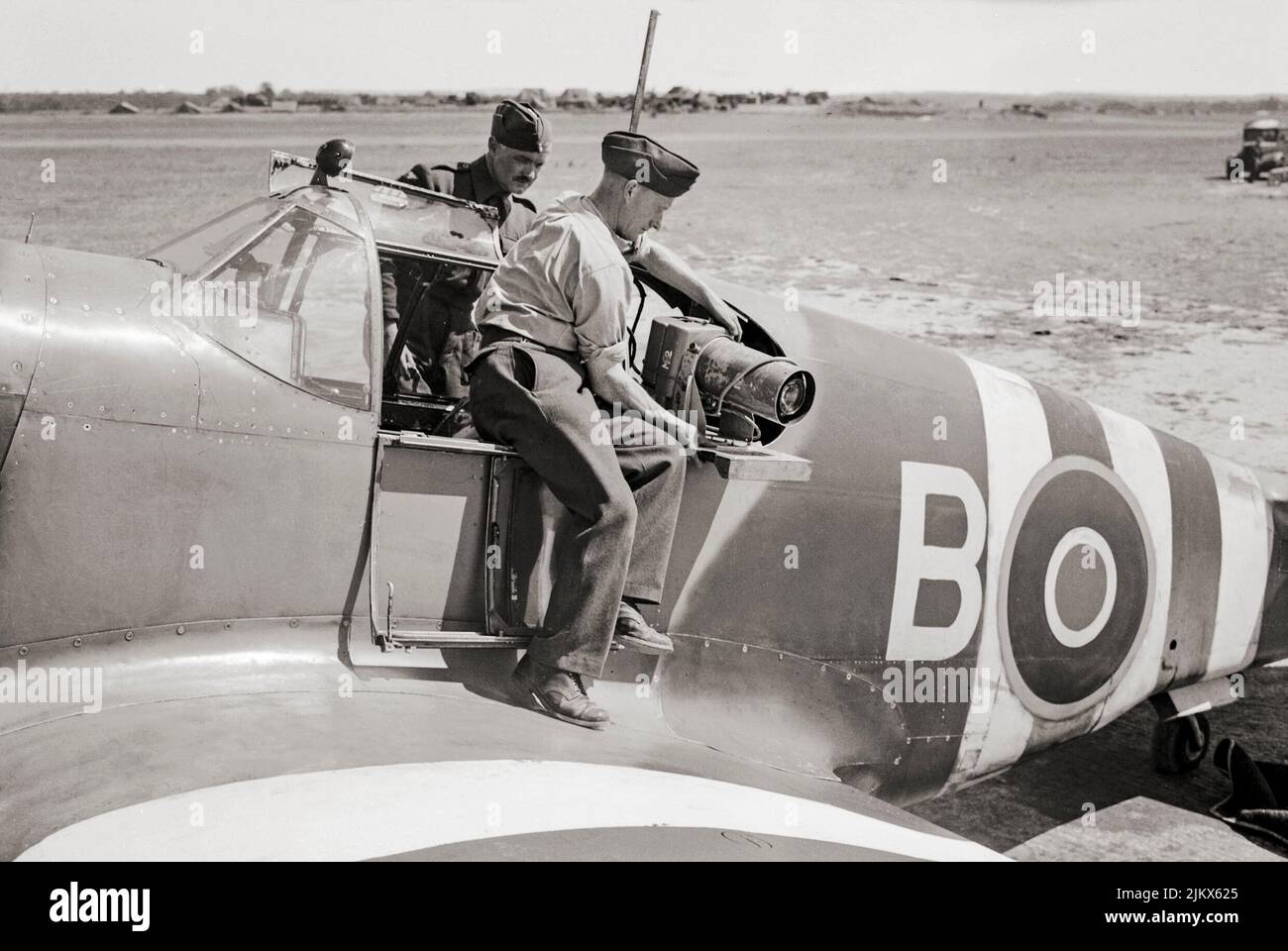 I montatori di strumenti installano una telecamera aerea (tipo F.24 (obiettivo da 14 pollici) nella posizione obliqua della porta in una North American Aviation P-51 Mustang Mark IA di No. 35 (Reconnaissance) Wing a Gatwick, Sussex, Inghilterra. Foto Stock