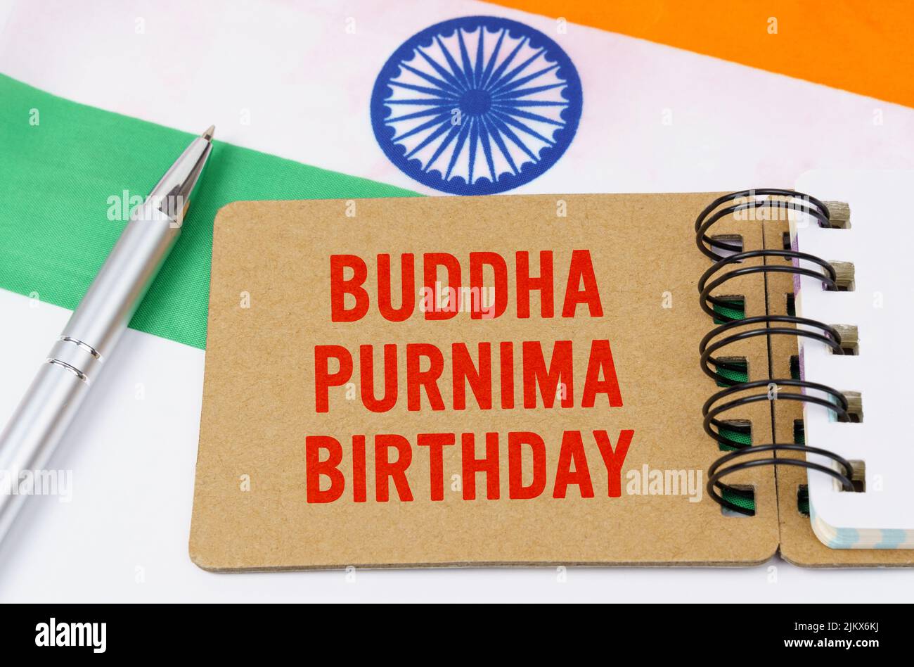 Vacanze in India. Sullo sfondo della bandiera dell'India si trova cartone con l'iscrizione - Buddha Purnima compleanno Foto Stock