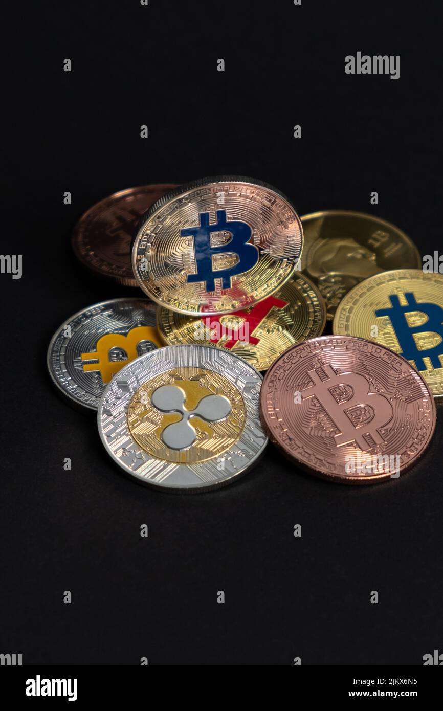 Moneta d'argento Bitcoin su molte monete digitali, su sfondo grigio. Bitcoin - BTC bit Coin - Crypto valuta. Foto Stock